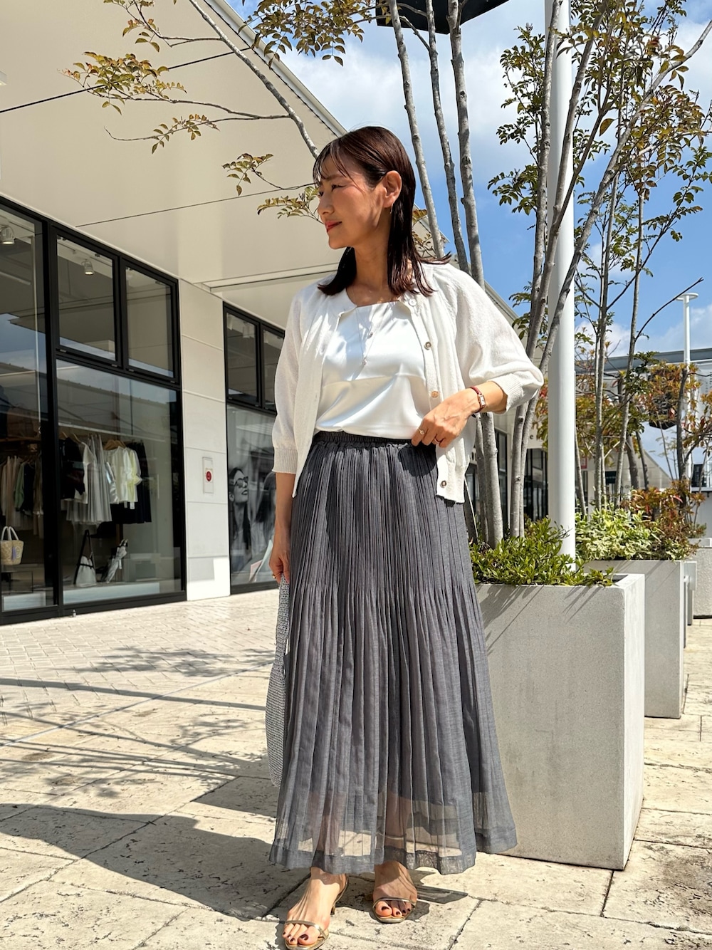 「大人カジュアル、休日スタイル、デートコーデ、春ファッション、カジュアルスタイル、シンプルスタイル、春、大人可愛い、低身長女子、オトナカワイイ、40代ファッション、スカートスタイル、低身長コーデ、スカートコーデ、カーディガンコーデ」｜「NOLLEY'S LIGHTの和紙混クルーネックカーディガン（カーディガン/ボレロ、ホワイト系）」を使った、daimonさん（骨格ナチュラル・レディース・154cm）の春コーディネートの1枚目の写真