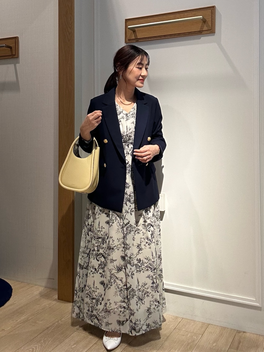 「休日スタイル、オトナカジュアル、オトナ女子、春服、春カラー、キレイめ、40代ファッション、紺ブレ、ジャケット、ジャケットスタイル、ジャケットコーデ、フラワープリント、花柄、花柄ワンピース、フラワープリントワンピース」｜「MICO COULIERのフラワープリントワンピース（ワンピース、ベージュ系）」を使った、daimonさん（骨格ナチュラル・レディース・154cm）の春コーディネートの1枚目の写真