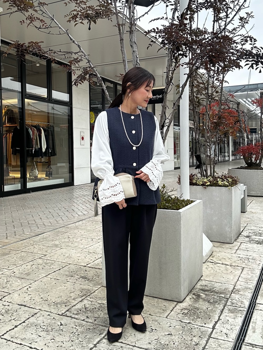 ブルー系のノーカラージャケット、ブルー系のその他パンツ、ホワイト系のシャツ/ブラウスを着用したレディースの冬コーディネートの1枚目の写真