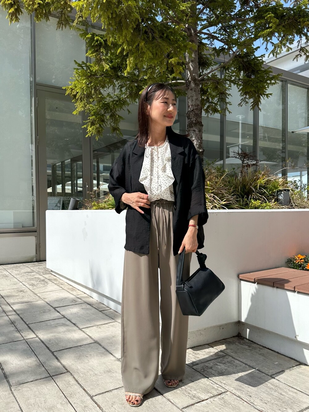 グリーン系のその他パンツ、ブラック系のショルダーバッグ、ホワイト系のシャツ/ブラウスを着用したレディースの春コーディネートの1枚目の写真