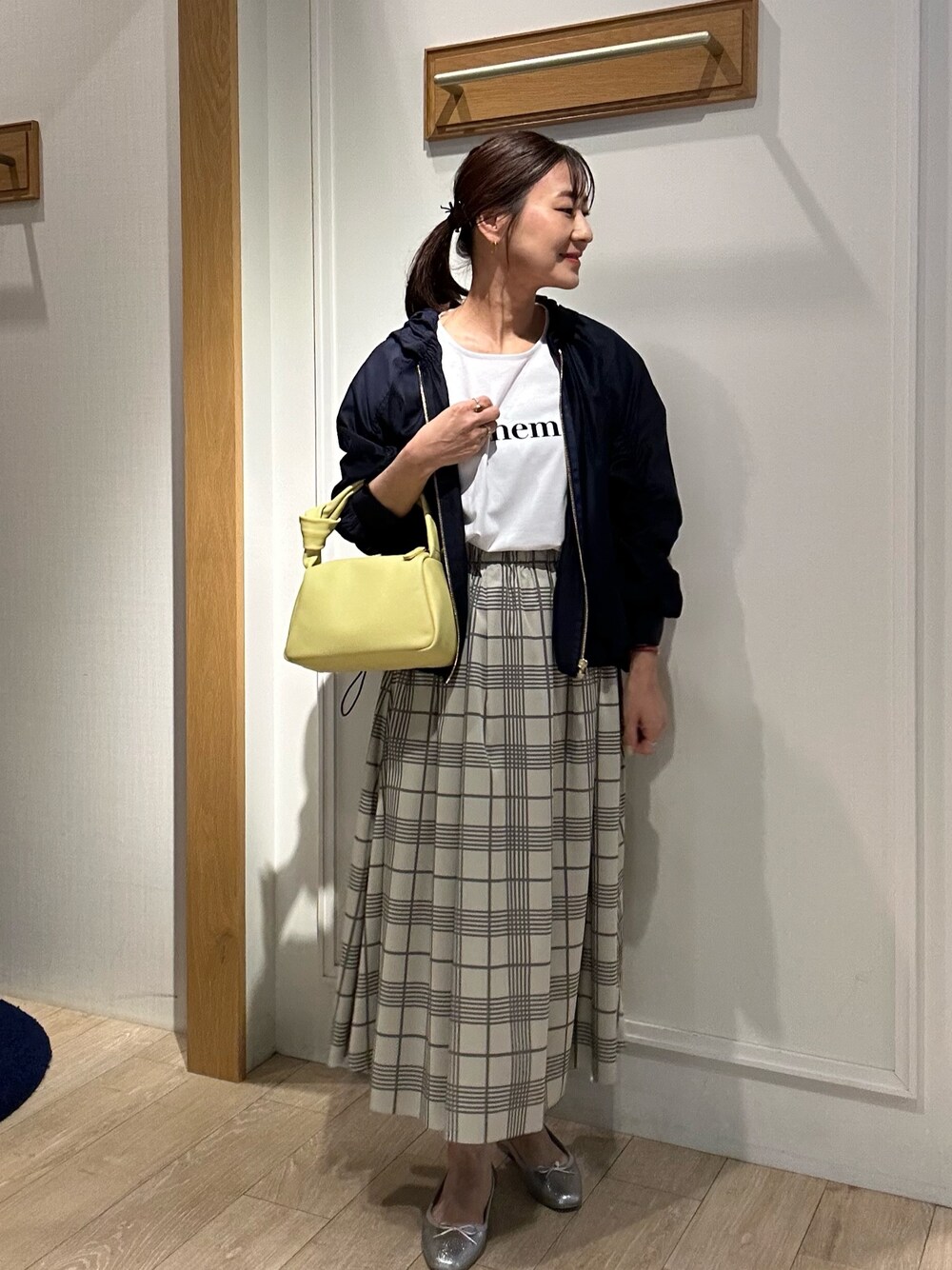 ホワイト系のスカート、ブルー系のブルゾン、ホワイト系のTシャツ/カットソーを着用したレディースの春コーディネートの1枚目の写真