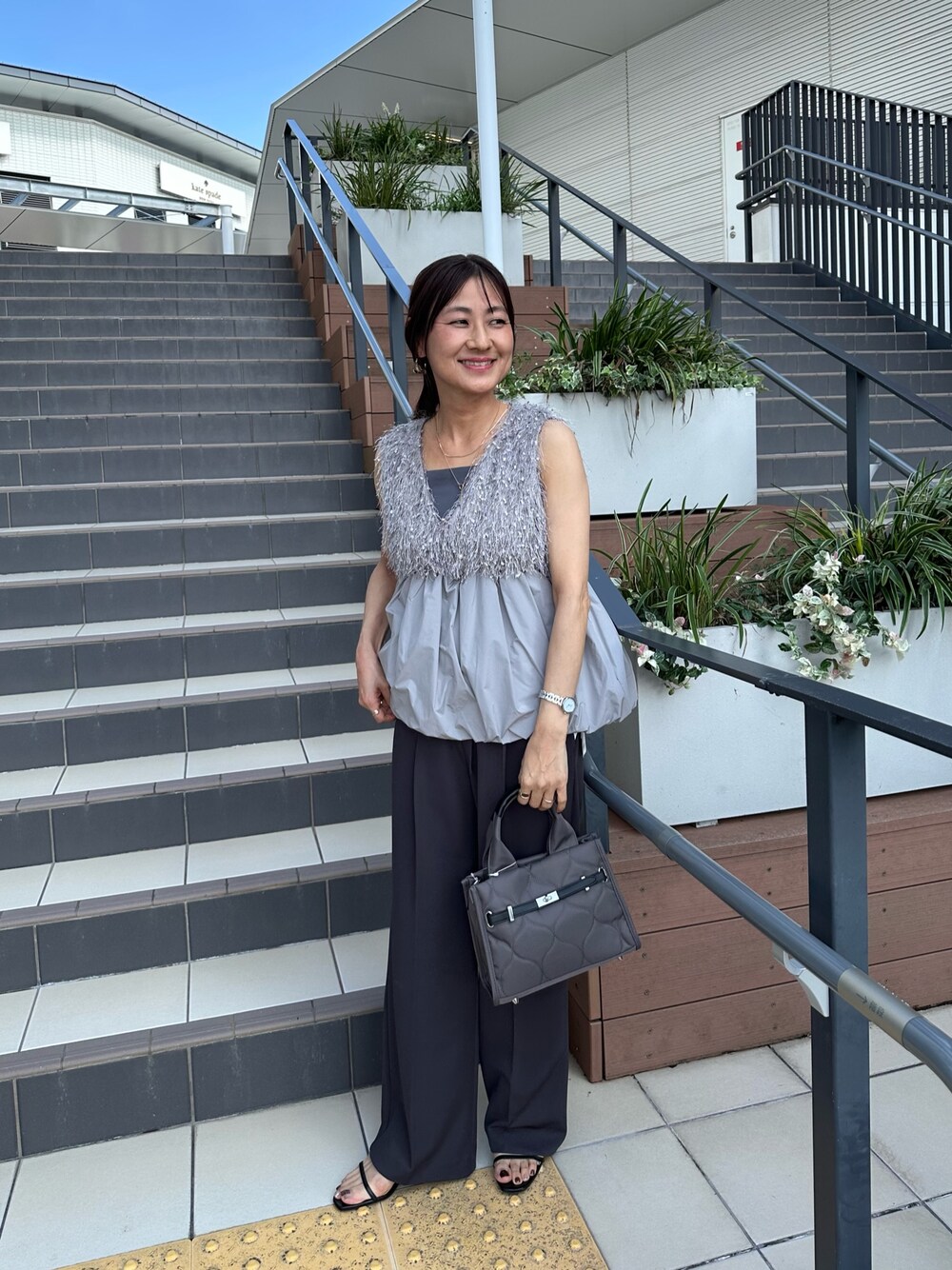 グレー系のその他パンツ、グレー系のTシャツ/カットソー、グレー系のシャツ/ブラウスを着用したレディースの夏コーディネートの1枚目の写真