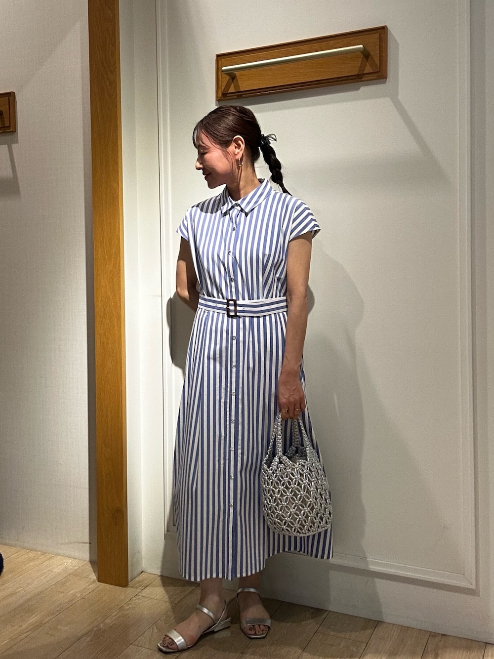 ブルー系のワンピースを着用したレディースの夏コーディネートの1枚目の写真