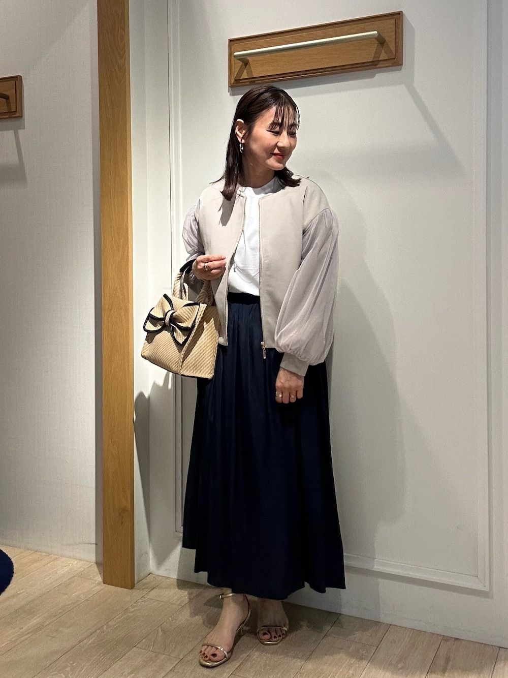 「春色、春めき満開コーデ、シンプルスタイル、おでかけコーデ、オトナ女子、大人カジュアルコーデ、キレイめ、デイリーカジュアル、春、シアートップス、ママファッション、ベージュ、低身長コーデ、低身長女子、40代ファッション」｜「MICO COULIERのソフトダンボールニットブルゾン（ブルゾン、ベージュ系）」を使った、daimonさん（骨格ナチュラル・レディース・154cm）の春コーディネートの1枚目の写真
