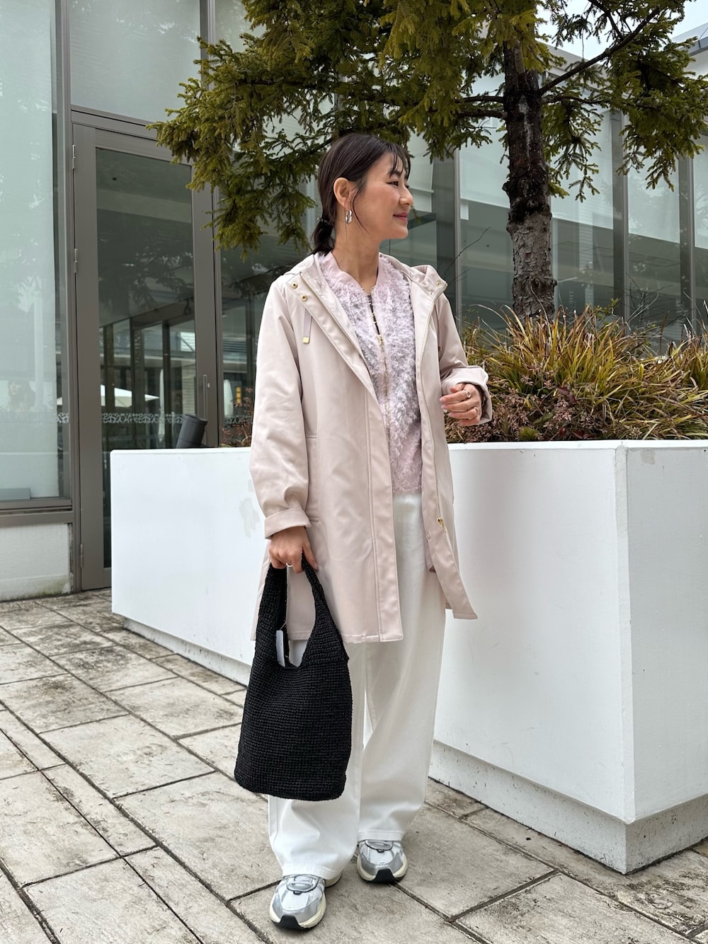 ピンク系のブルゾン、グレー系のTシャツ/カットソー、ベージュ系のその他アウターを着用したレディースの春コーディネートの1枚目の写真