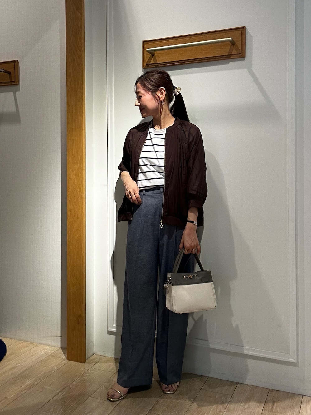 ブラウン系のブルゾン、ホワイト系のTシャツ/カットソー、ブルー系のその他パンツを着用したレディースの夏コーディネートの1枚目の写真