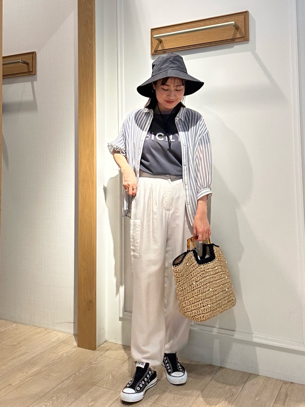 ブルー系のシャツ/ブラウス、ベージュ系のその他パンツ、ブラック系のハットを着用したレディースの春コーディネートの1枚目の写真