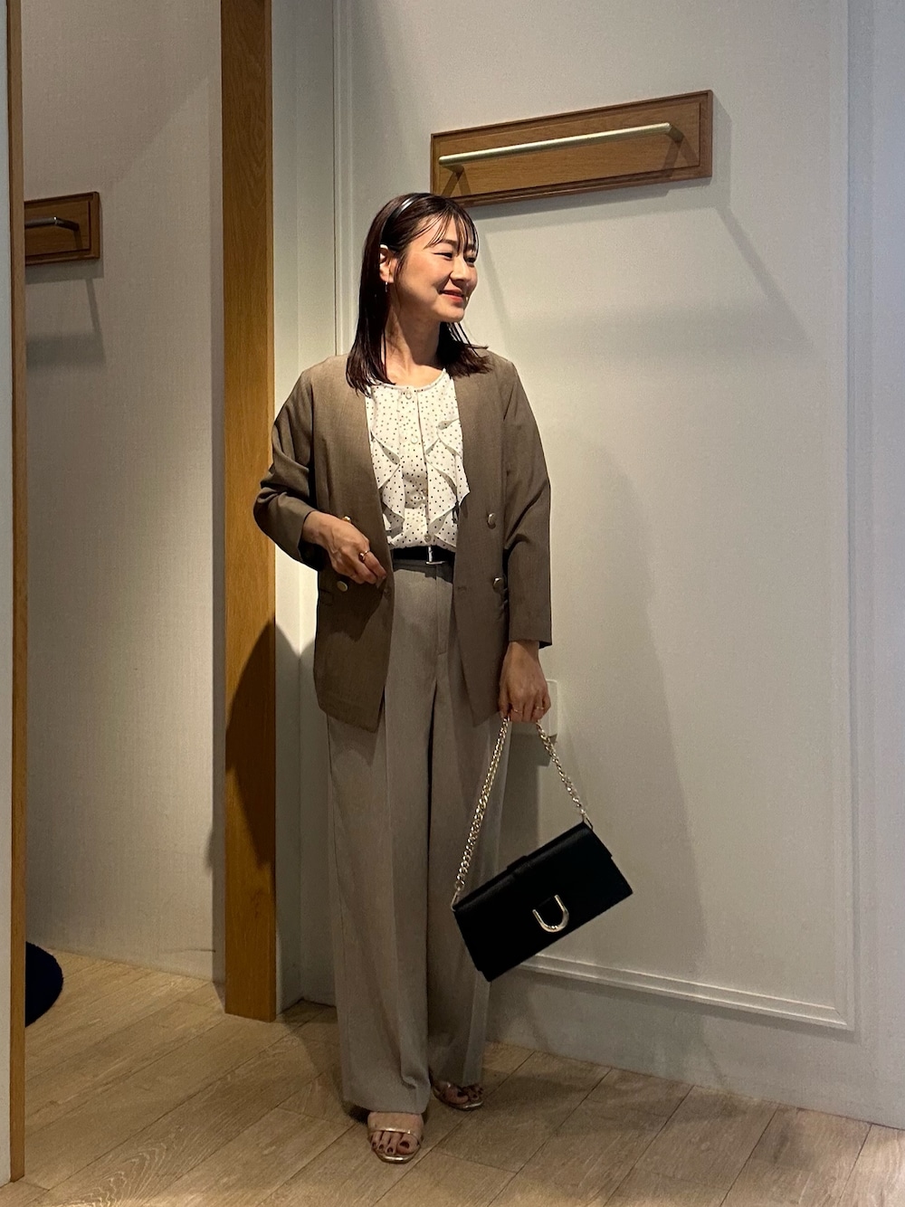 「大人カジュアル、ショルダーバッグ、初夏コーデ、夏ファッション、ママファッション、オトナカワイイ、最近のいい感じコーデ、低身長レディースファッション、ベージュ、低身長コーデ、低身長女子、通勤コーデ、通勤スタイル、お仕事コーデ、ジャケットスタイル」｜「MICO COULIERのサップノーカラージャケット（ノーカラージャケット、イエロー系）」を使った、daimonさん（骨格ナチュラル・レディース・154cm）の春コーディネートの1枚目の写真