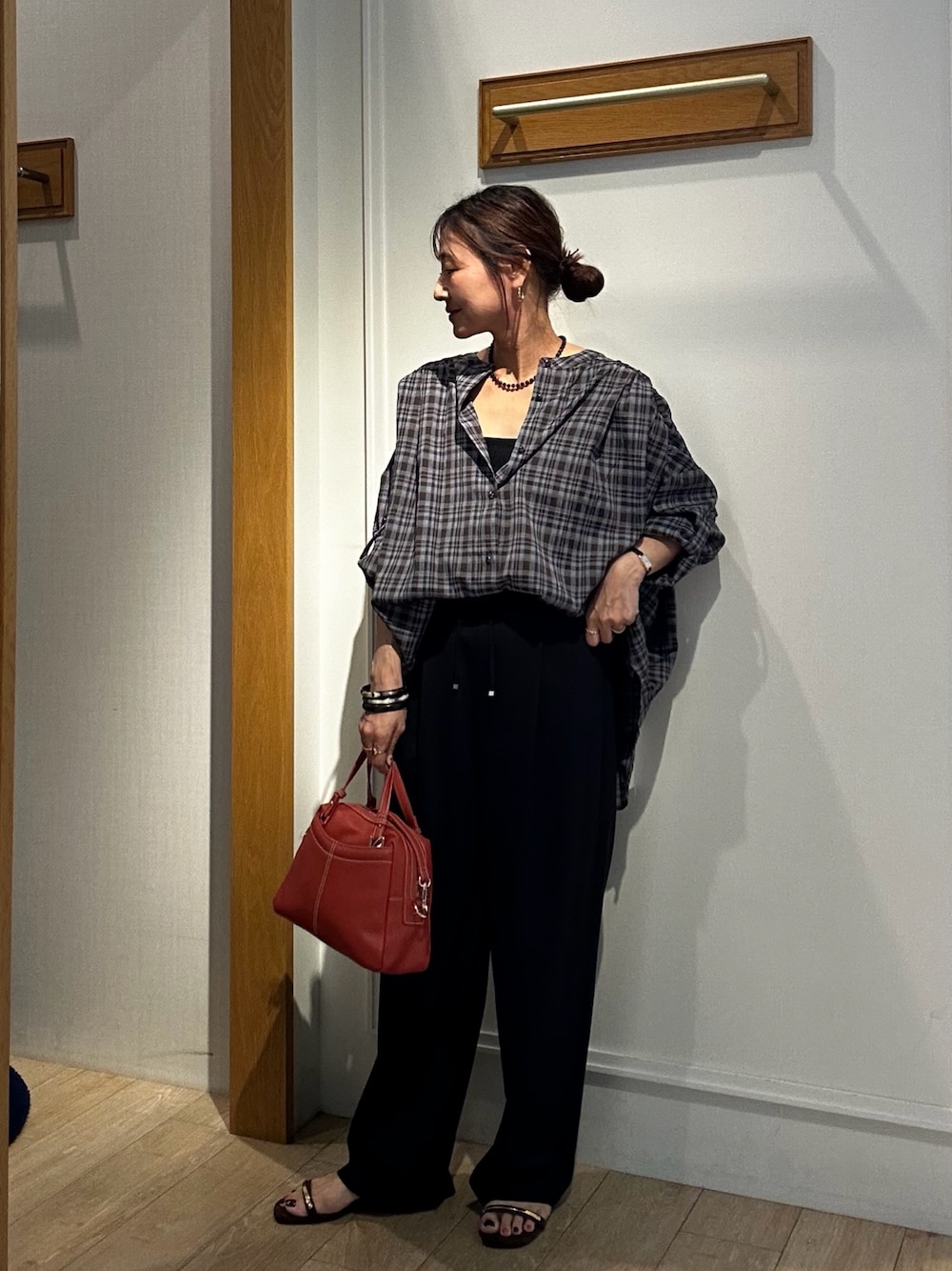 グレー系のシャツ/ブラウス、ブラウン系のその他パンツ、ブラック系のネックレスを着用したレディースの夏コーディネートの1枚目の写真