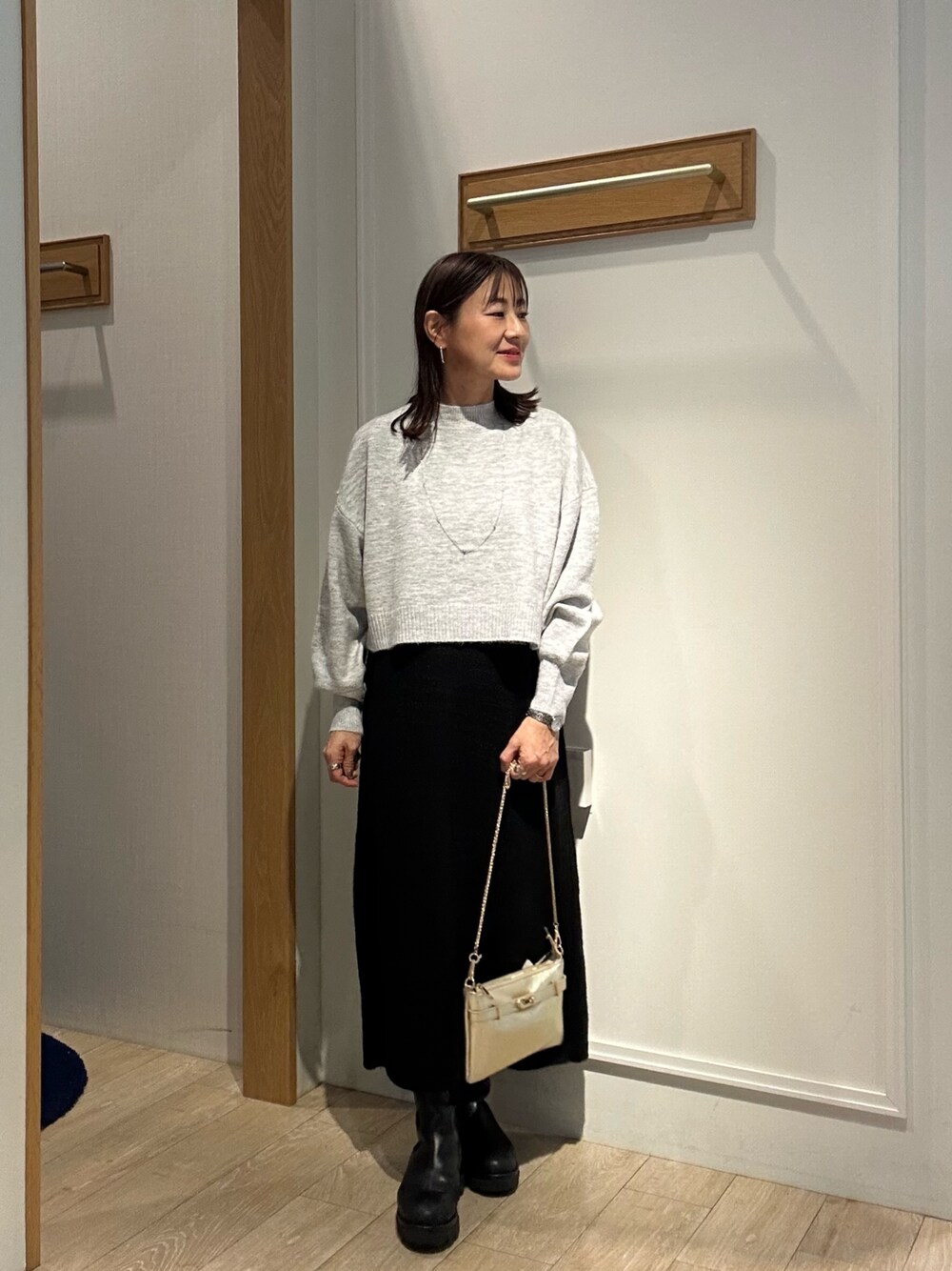 「冬アウター、大人コーデ、秋冬コーデ、シンプル、きれいめコーディネート、ラクチンコーデ、ワンピーススタイル、きれいめコーデ、ニットワンピース、ニットワンピースコーデ、ダウンコート、ダウンコーデ、低身長コーデ、低身長女子、40代ファッション」｜「MICO COULIERのラメスタンドプルオーバー＋ワンピースSET（ワンピース、グレー系）」を使った、daimonさん（骨格ナチュラル・レディース・154cm）の冬コーディネートの1枚目の写真