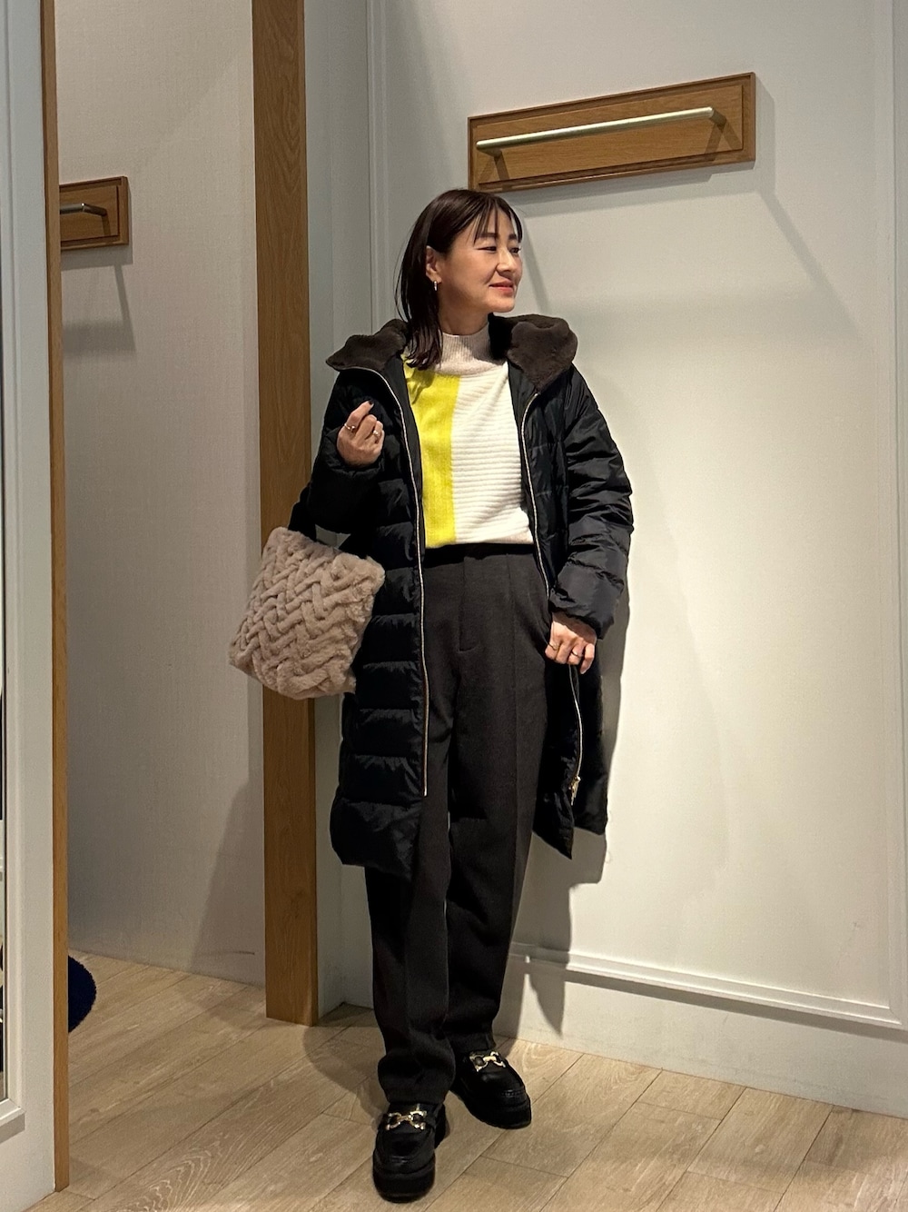ブラック系のダウンジャケット/コートを着用したレディースの冬コーディネートの1枚目の写真