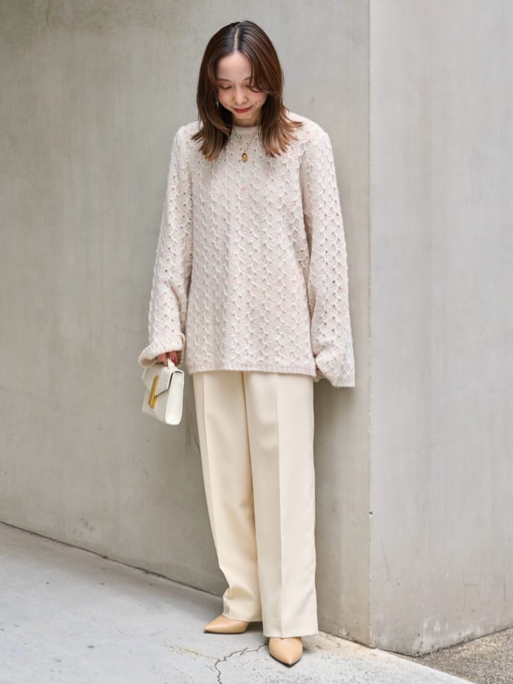 「TOMORROWLAND、トゥモローランド、ballsey、DeMEllier、pellico、カシミヤニット、ワントーンコーデ、大人カジュアル」｜「BALLSEYのライトカルゼ センタープレスストレートパンツ（その他パンツ、ベージュ系）」を使った、Fukurono_TOMORROWLANDさん（レディース・153cm）の秋コーディネートの1枚目の写真