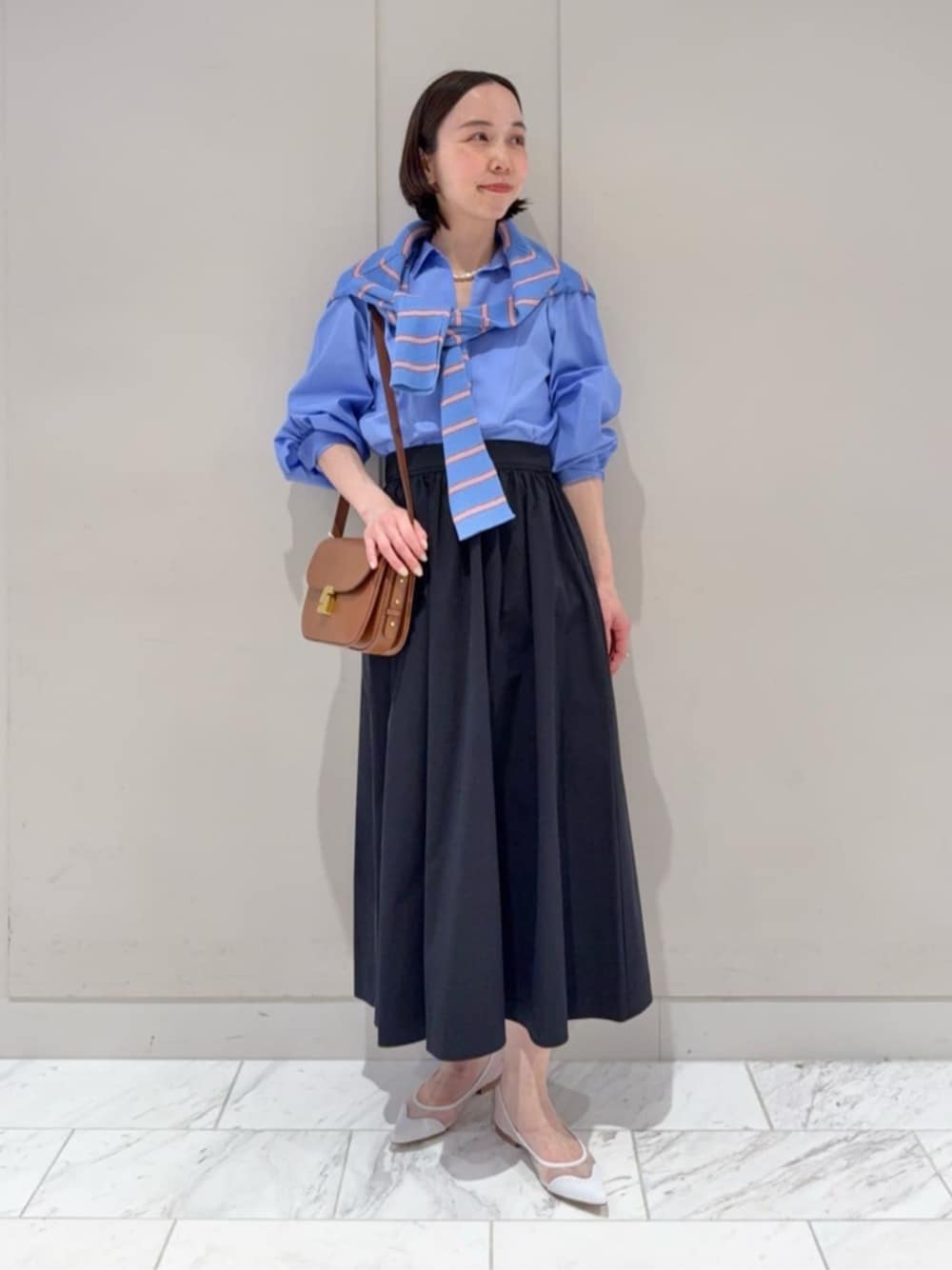 「TOMORROWLAND、トゥモローランド、MACPHEE、ballsey、soeur、NEBULONIE、スキッパーシャツ、ブルー、ブルーシャツ、カーディガン、タフタスカート、ギャザースカート、大人カジュアル」｜「BALLSEYのストレッチタフタ ボリュームギャザースカート（スカート、ブルー系）」を使った、Fukurono_TOMORROWLANDさん（レディース・153cm）の春コーディネートの1枚目の写真