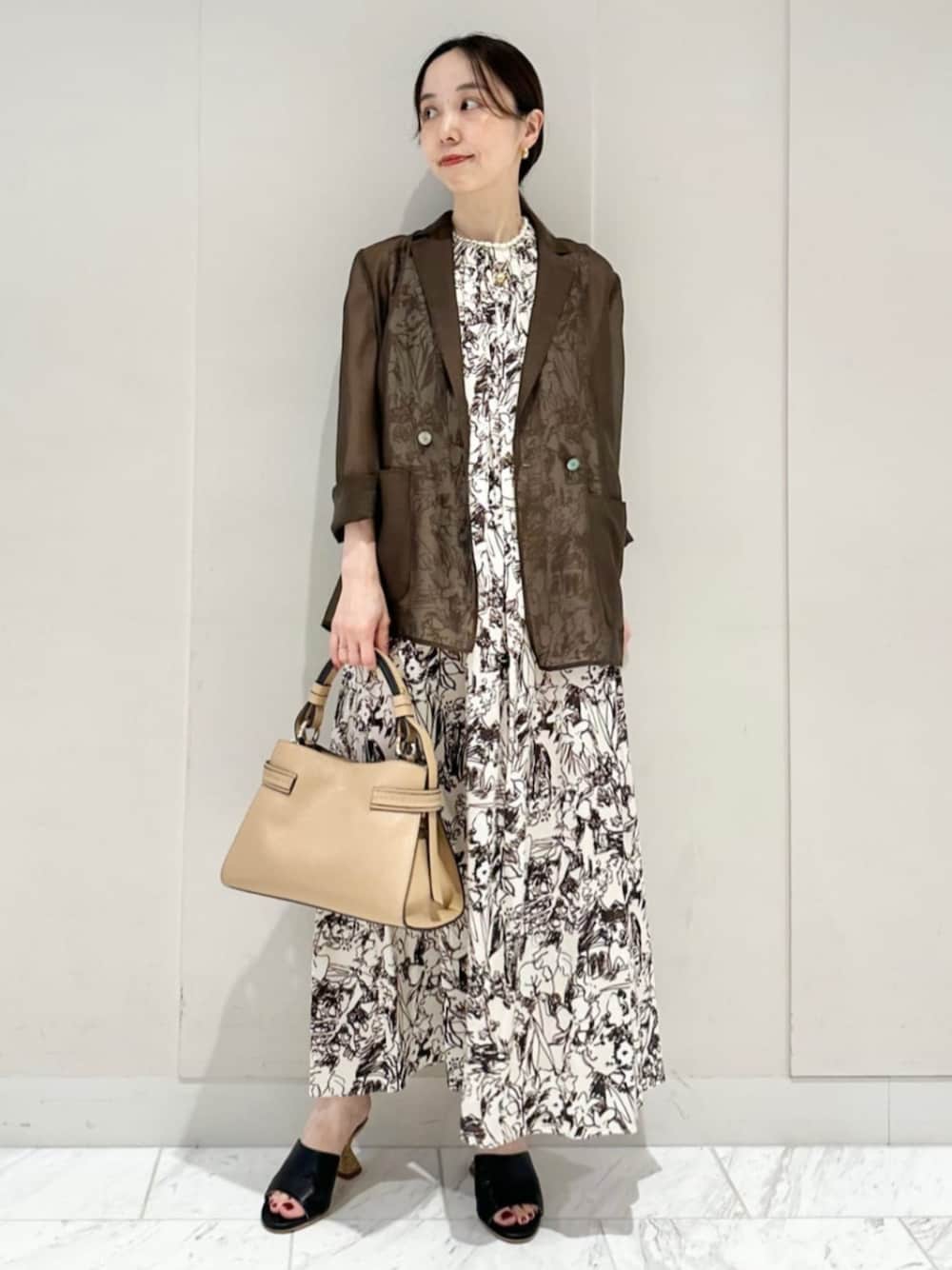 「TOMORROWLAND、トゥモローランド、TOMORROWLAND collection、ballsey、LORISTELLA、Paloma Barcelo、オーガンジージャケット、オーガンジー、シアージャケット、シアートップス、柄ワンピース、ノースリーブワンピース、ワンピース、大人カジュアル」｜「TOMORROWLAND のコットンジャージー キャミソール（キャミソール、ホワイト系）」を使った、Fukurono_TOMORROWLANDさん（レディース・153cm）の夏コーディネートの1枚目の写真
