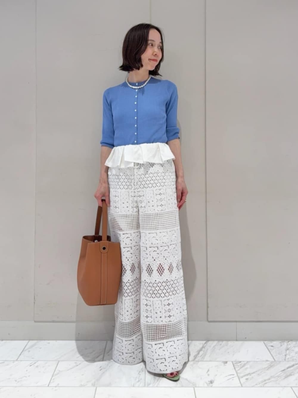 「TOMORROWLAND、トゥモローランド、ballsey、DES PRÉS、MICHINO PARIS、Alexandre Birman、レースパンツ、パッチワークパンツ、パッチワークレース、ブルー、カーディガン、大人カジュアル」｜「BALLSEYのマーセライズドコットン クルーネックカーディガン（カーディガン/ボレロ、ブルー系）」を使った、Fukurono_TOMORROWLANDさん（レディース・153cm）の春コーディネートの1枚目の写真