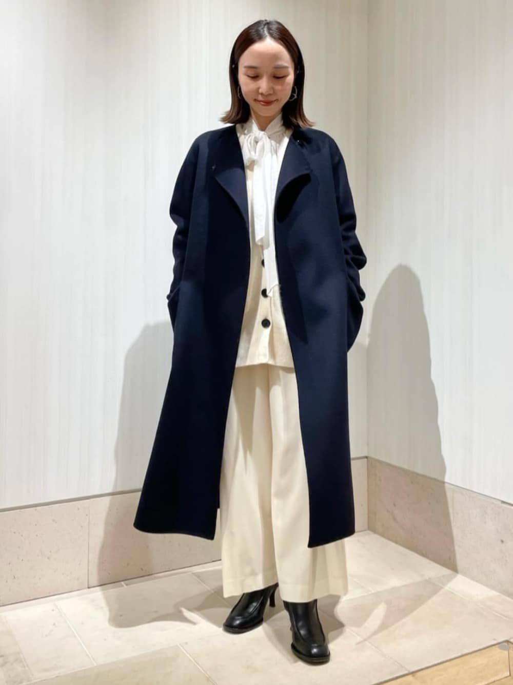 「TOMORROWLAND、トゥモローランド、ballsey、MACPHEE、L'unique、ノーカラーコート、カーディガン、ボウタイブラウス、ワントーンコーデ、ホワイト」｜「TOMORROWLAND のウールストレッチ ワイドクロップドパンツ（その他パンツ、ホワイト系）」を使った、Fukurono_TOMORROWLANDさん（レディース・153cm）の秋コーディネートの1枚目の写真