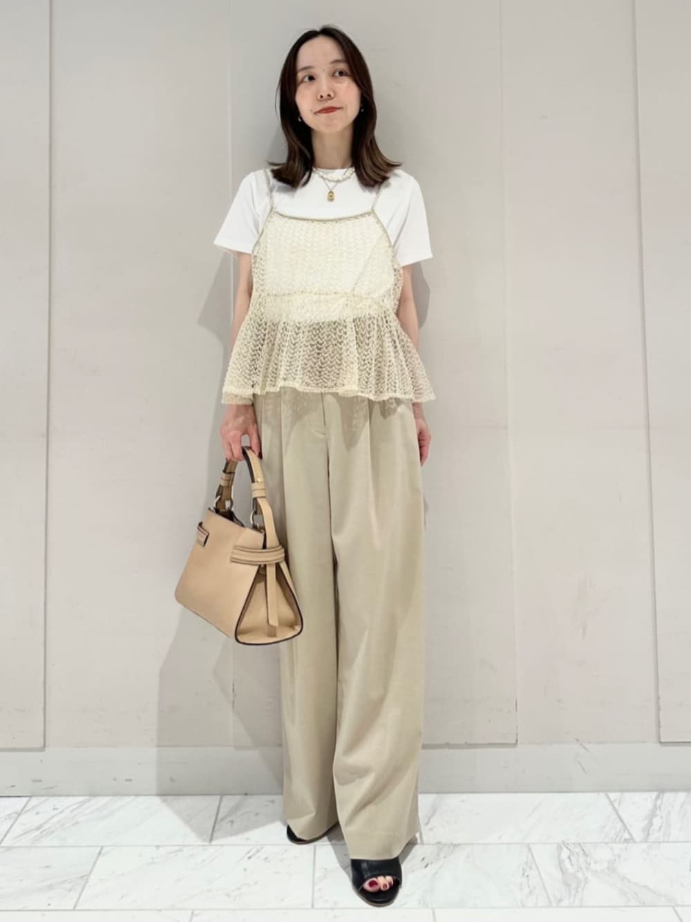「TOMORROWLAND、トゥモローランド、ballsey、MACPHEE、Paloma Barcelo、LORISTELLA、ニットキャミソール、ビスチェ、ワントーンコーデ、ベージュ」｜「Paloma BarceloのPALOMA BARCELO BRIGITE ラフィアヒールミュール（サンダル、ブラック系）」を使った、Fukurono_TOMORROWLANDさん（レディース・153cm）の夏コーディネートの1枚目の写真