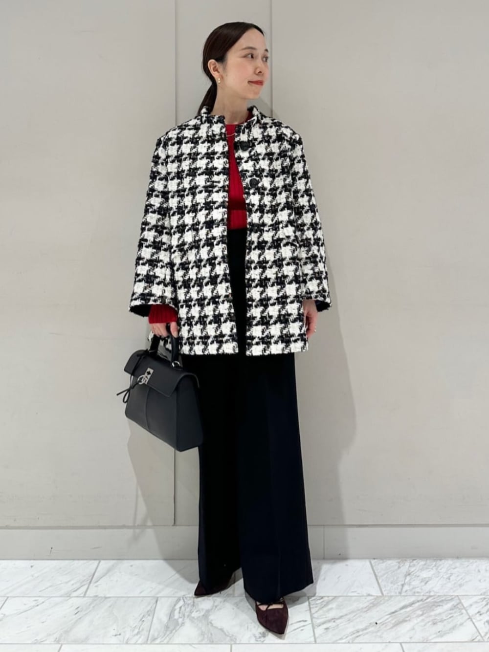 「TOMORROWLAND、トゥモローランド、TOMORROWLAND collection、DES PRÉS、ballsey、NEBULONIE、laura lombardi、チェックコート、ハンドトゥース、ショートコート、リブニット、レッド」｜「NEBULONI EのNEBULONI E. スエードリボンパンプス（パンプス、レッド系）」を使った、Fukurono_TOMORROWLANDさん（レディース・153cm）の秋コーディネートの1枚目の写真
