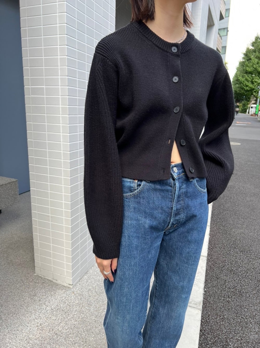 ブラック系のカーディガン/ボレロを着用したレディースの秋コーディネートの1枚目の写真
