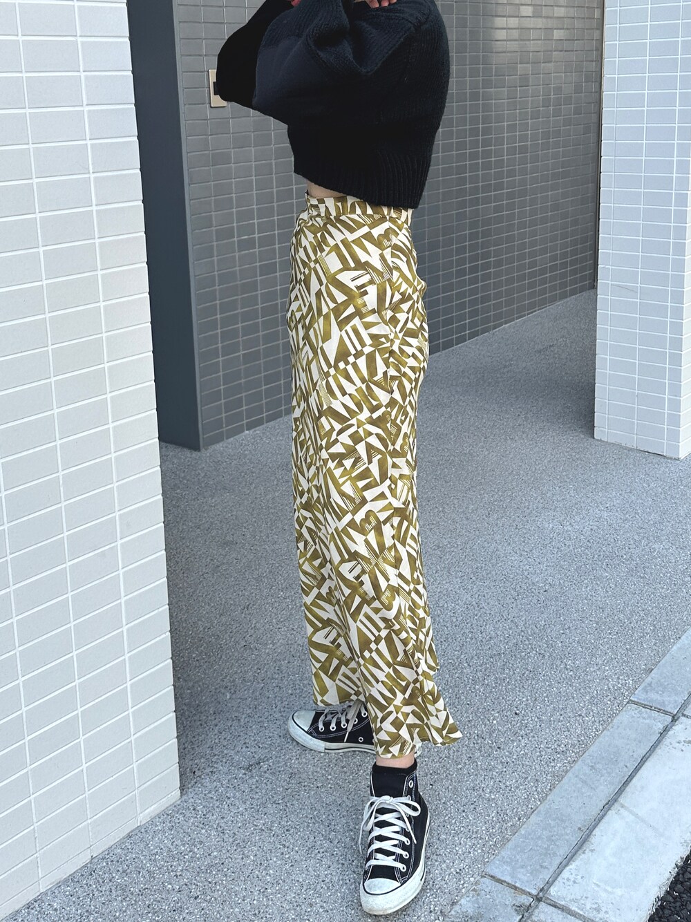 ブラック系のニット/セーターを着用したレディースの秋コーディネートの1枚目の写真