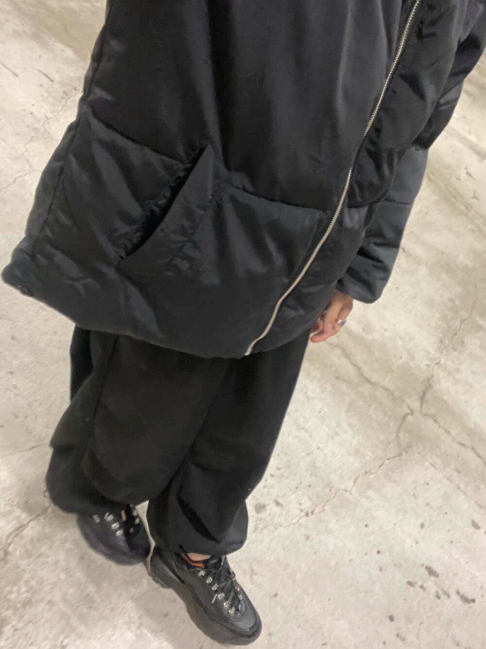 「adrer」｜「ADRERのHI FUNCTIONALITY PAD ULTRA HEAT JACKET/ハイファンクショナリティパッドウルトラヒートジャケット（ダウンジャケット/コート、ブラック系）」を使った、y氏さん（メンズ・168cm）の冬コーディネートの1枚目の写真