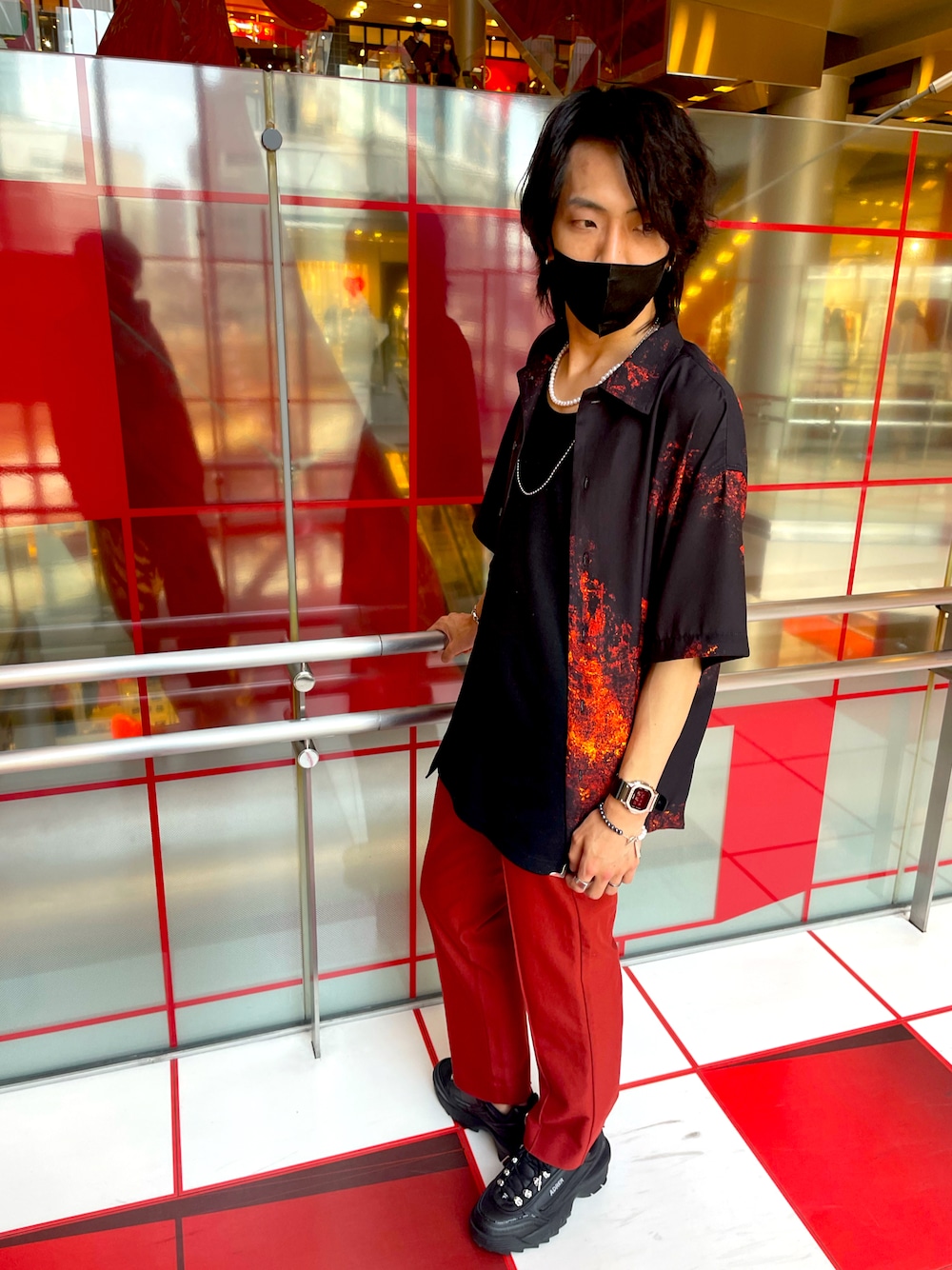 「春服、カジュアル、スニーカー、いいね、save、フォローお願いします🤑、スラックス、おしゃれさんと繋がりたい、adrer」｜「ADRERのextra quality Hybrid loose shirt/エクストラクオリティハイブリッドルーズシャツ（シャツ/ブラウス、ブラック系）」を使った、y氏さん（メンズ・168cm）の春コーディネートの1枚目の写真