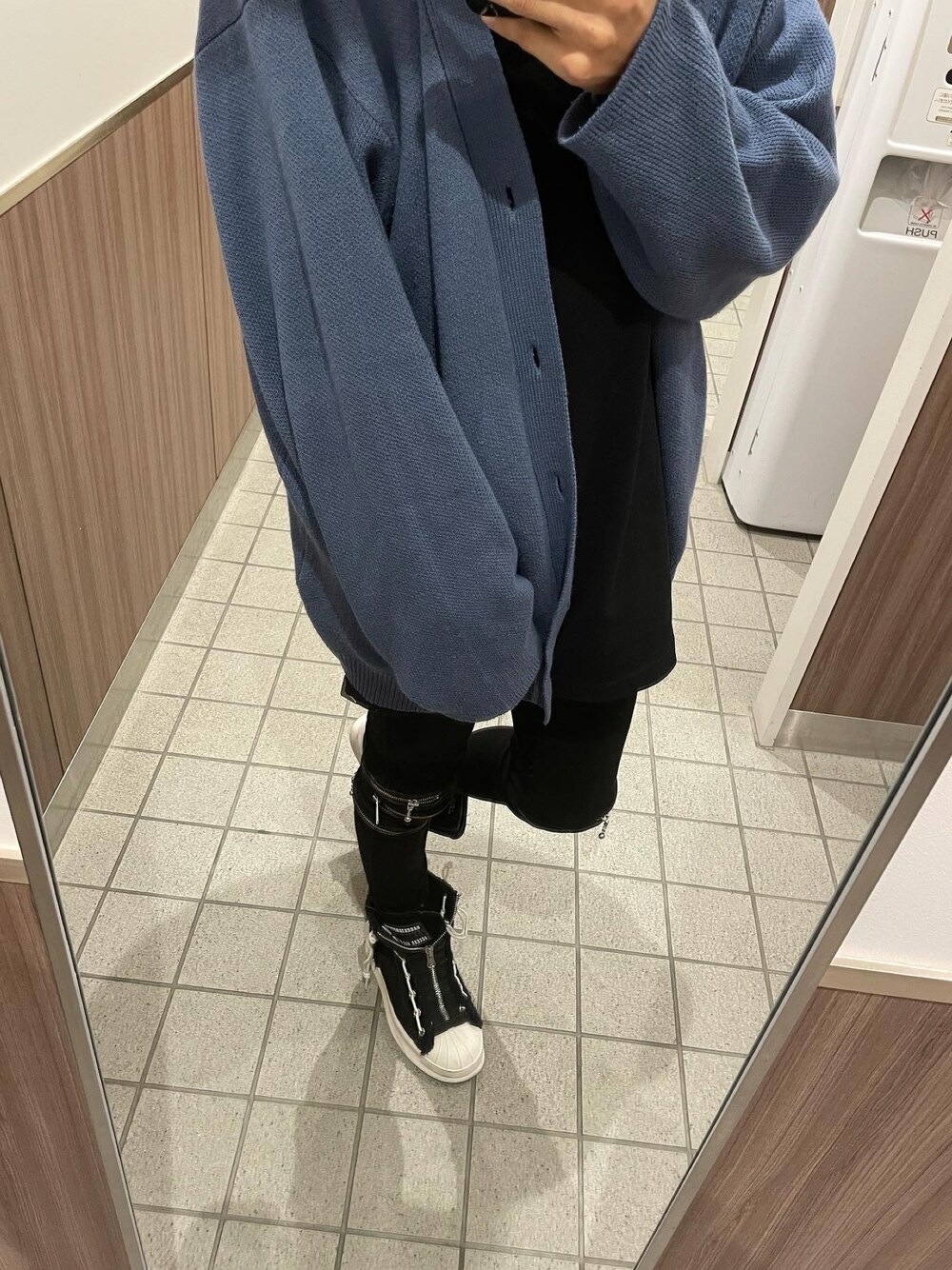 「ADRERのextra quality Balloon sleeve dolman over cardigan/エクストラクオリティバルーンスリーブドルマンオーバーカーディガン（カーディガン/ボレロ、ブルー系）」を使った、y氏さん（メンズ・168cm）の冬コーディネートの1枚目の写真