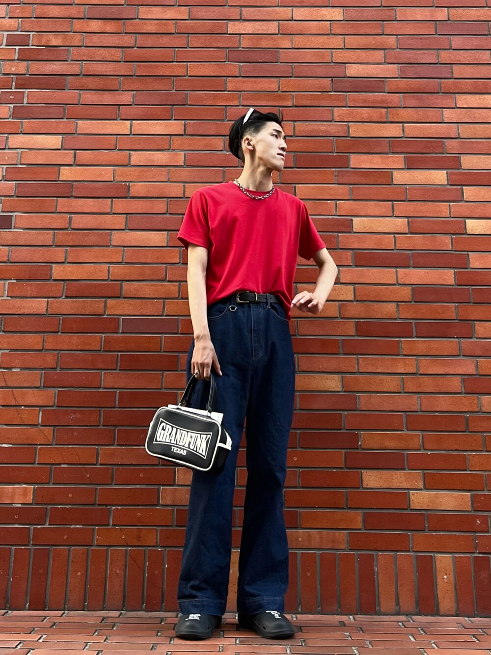 「このスタイルがお気に入り、シンプルコーデ、カジュアルコーデ、ゆるコーデ、シンプル、Tシャツ、デニム、デニムパンツ、UNIQLO、MONKEY TIME、Soloist、差し色、モノトーン、サンダル、バッグ」｜「MONKEY TIMEのアイテム（デニムパンツ、ブラック系）」を使った、gakuto02さん（メンズ・180cm）の夏コーディネートの1枚目の写真