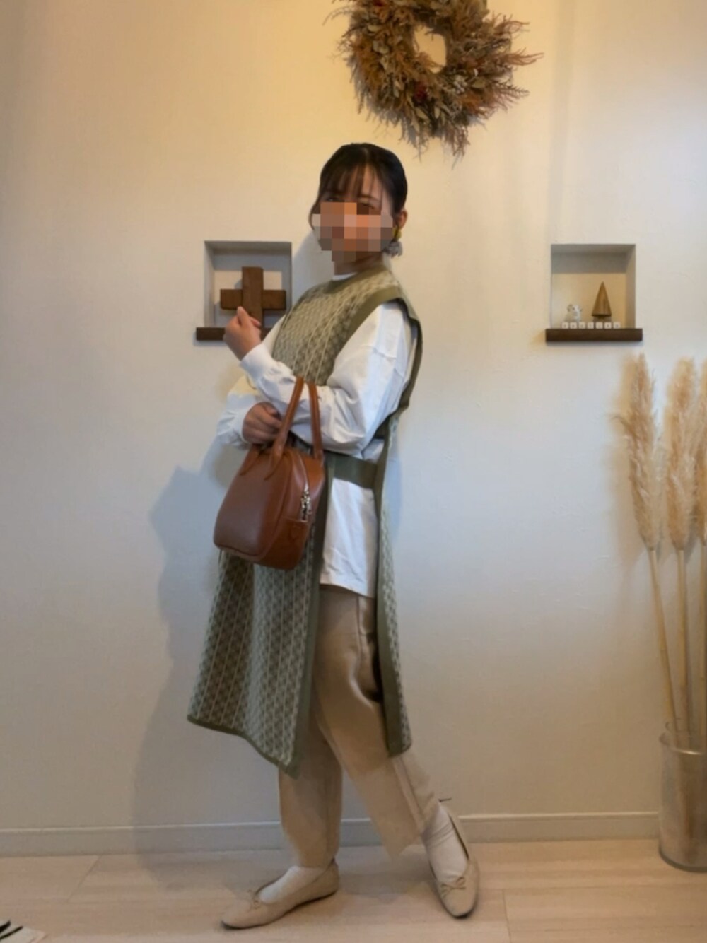 「Calm.、ロングベスト」｜「Riberryのミニスクエアボストンバッグ（ショルダーバッグ、ブラウン系）」を使った、hamarin0411さん（レディース・157cm）の秋コーディネートの1枚目の写真