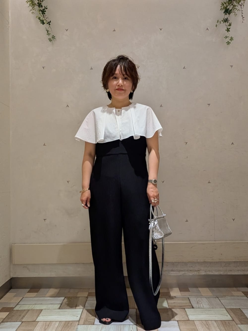 「オールインワン、オールインワン 黒、ケープブラウス、華やかトップス」｜「Rie Millerの《セットアップ対応》【PR林☆別注アイテム】ウォッシャブルエアーシャークオールインワン（つなぎ/オールインワン、グレー系）」を使った、kumaさん（骨格ストレート・レディース・153cm）の春コーディネートの1枚目の写真