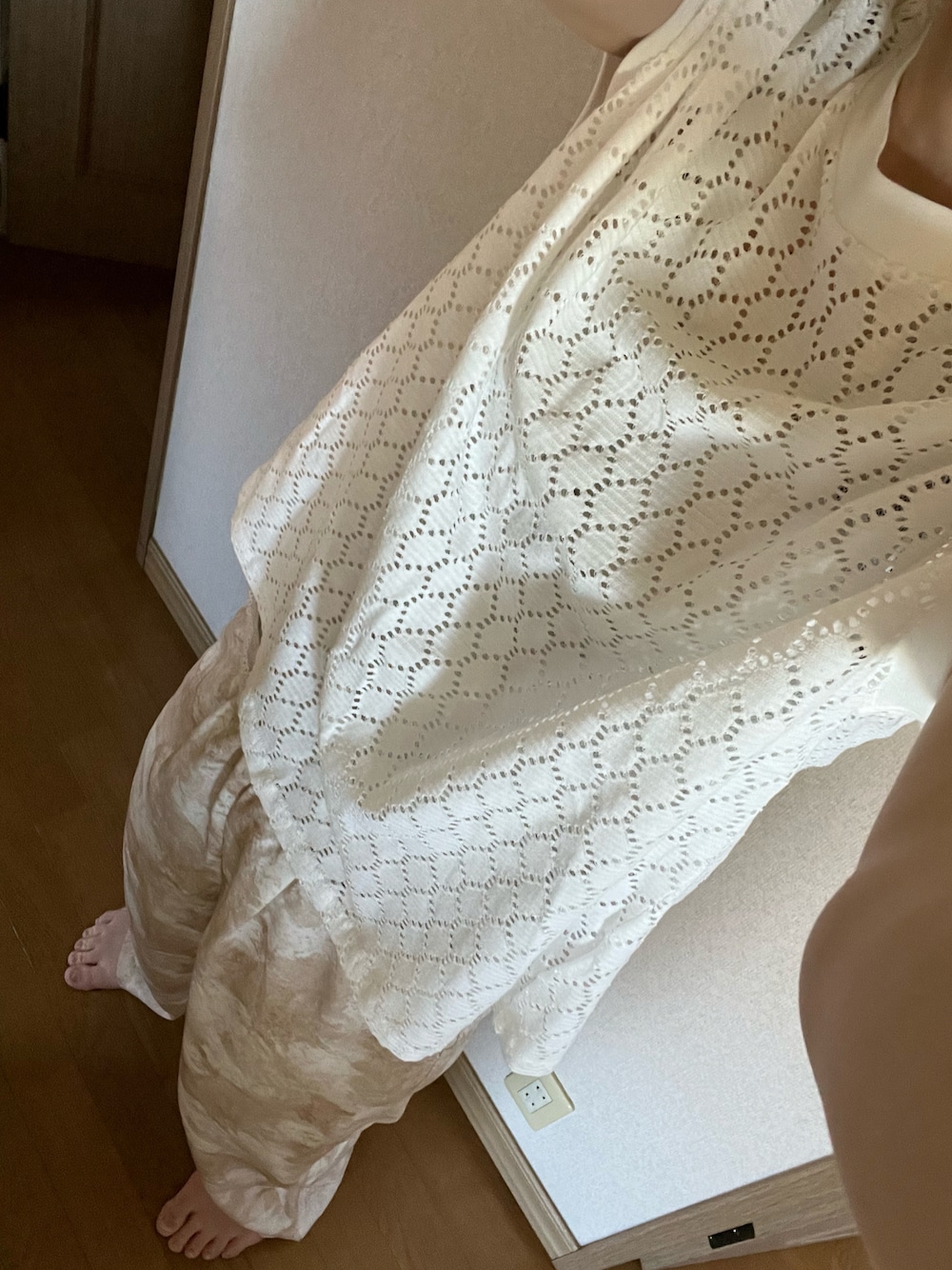 ホワイト系のTシャツ/カットソー、ブルー系のパンツを着用したレディースの夏コーディネートの1枚目の写真