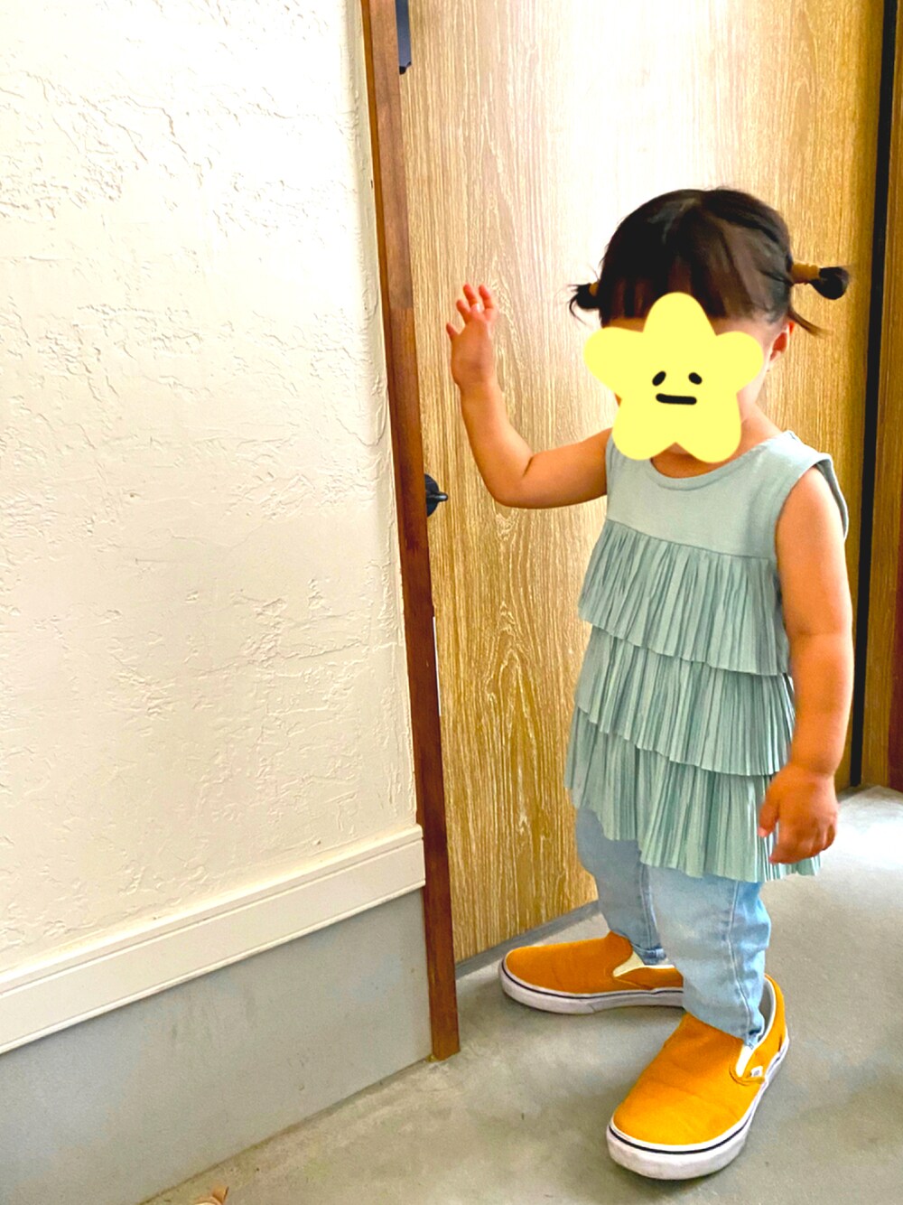 「夏コーデ、女の子、カジュアルコーデ、デニムコーデ、2歳、休日スタイル、シンプルコーデ、80cm」｜「BRANSHESのプリーツ加工チュニック（チュニック、グレー系）」を使った、a___oさん（キッズ・80cm）の夏コーディネートの1枚目の写真