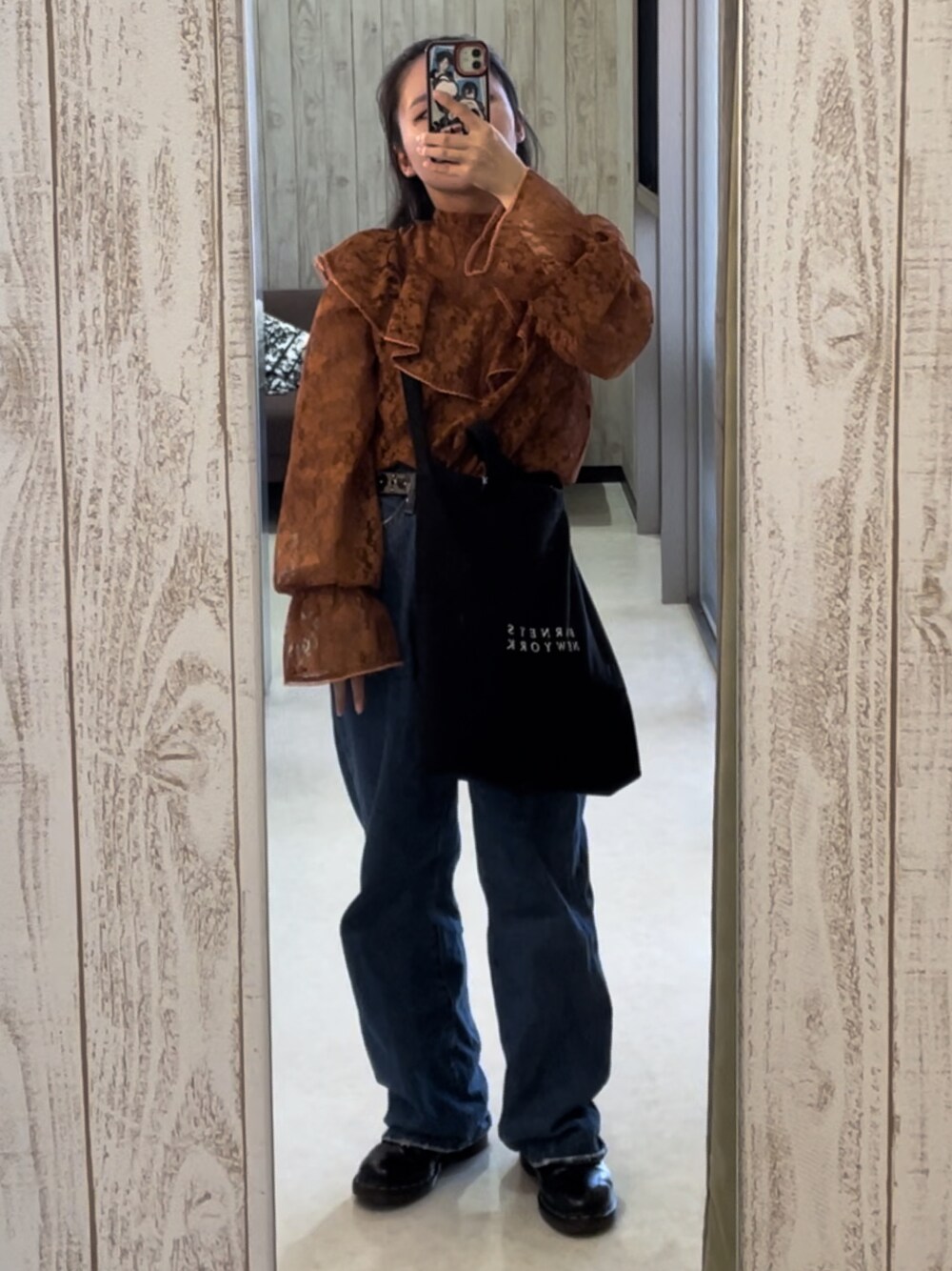 「秋服コーデ、パンツスタイル、休日スタイル、秋服準備はじめました、低身長コーデ、カラーコーデ、休日コーデ、花柄、低身長女子、ootd、カラー×コーデ、ボリューム袖、ウエストマーク、フリルブラウス、パンツコーデ」｜「Dr. Martensのアイテム（ブーツ、ブラック系）」を使った、莉さん（レディース・149cm）の秋コーディネートの1枚目の写真