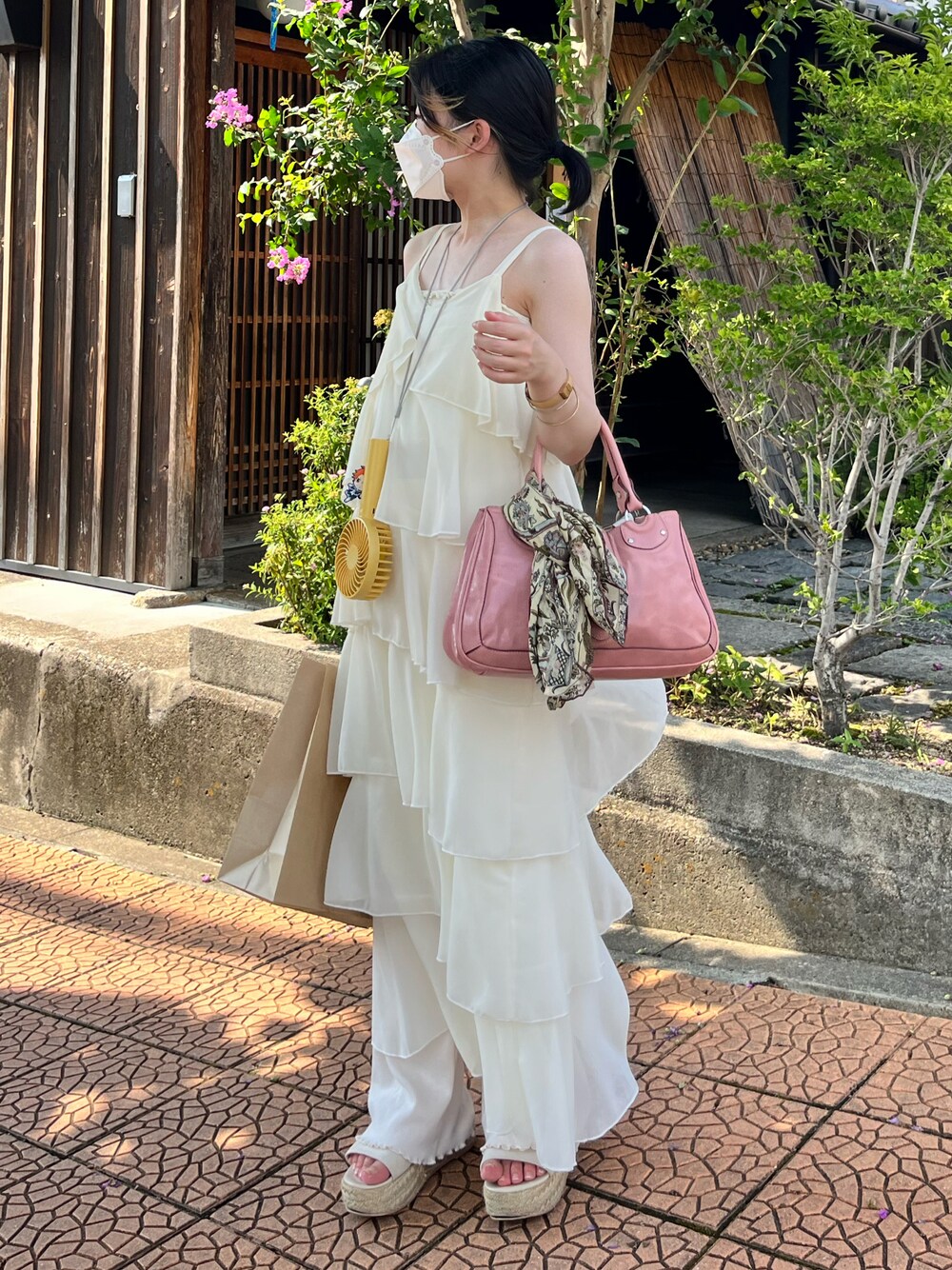「ワンピース、レイヤードスタイル、ワントーンコーデ、ホワイトコーデ、着回しコーデ、ラフ、大人コーデ、大人かわいい、夏コーデ、お出かけコーデ、spia、ootd、低身長、低身長コーデ、お洒落さんとつながりたい」｜「spia  vintageのアイテム（ワンピース、ホワイト系）」を使った、莉さん（レディース・149cm）の夏コーディネートの1枚目の写真