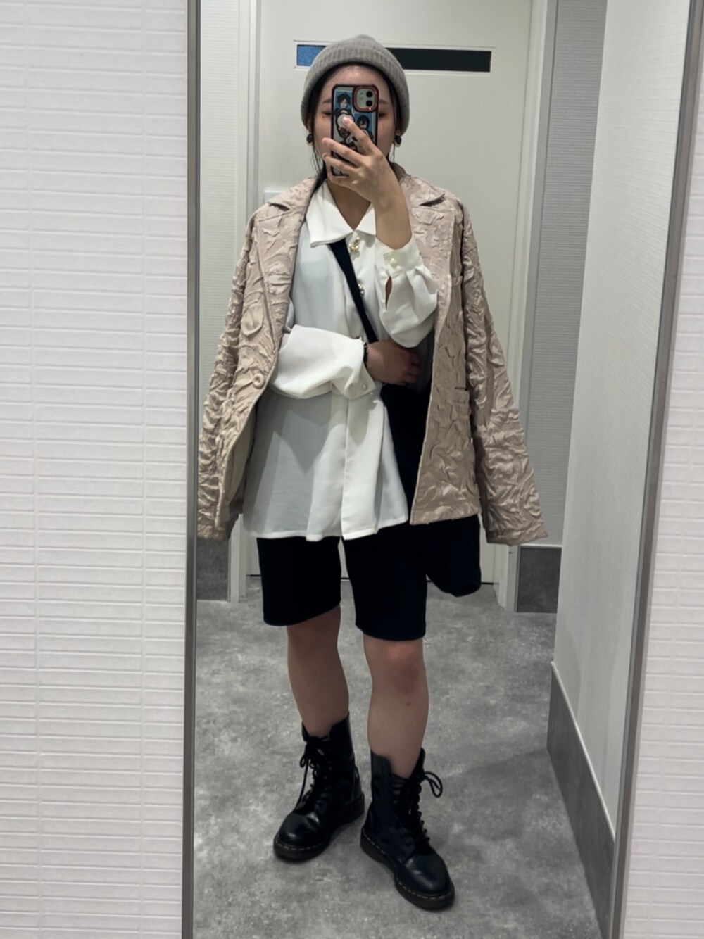「重ね着ベストシーズン、WEARyouthコーデ、オトナカジュアル、シンプル、秋服コーデ、おしゃれさんと繋がりたい、ラクチンコーデ、パンツコーデ、カジュアルコーデ、大人女子、秋服、秋色、シャツスタイル、ビーニー、おでかけコーデ」｜「いただきもののアイテム（ニットキャップ/ビーニー、ベージュ系）」を使った、莉さん（レディース・149cm）の秋コーディネートの1枚目の写真