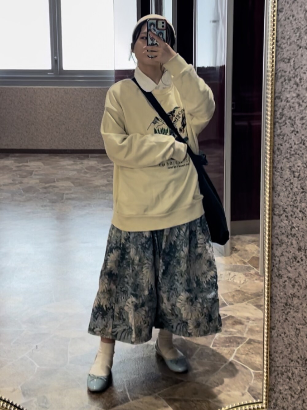 「重ね着ベストシーズン、WEARyouthコーデ、秋のコーデ、秋冬コーデ、ゆるコーデ、スカートスタイル、大人かわいい、秋服コーデ、秋、ゆったりコーデ、スウェットコーデ、プチプラコーデ、お出かけコーデ、カラー×コーデ、古着」｜「grapefruit moonのアイテム（スカート、ブルー系）」を使った、莉さん（レディース・149cm）の秋コーディネートの1枚目の写真