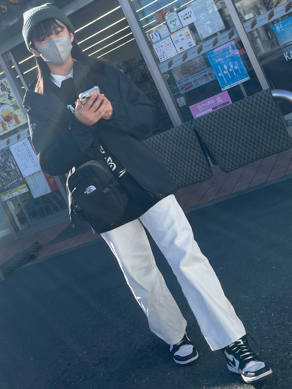 「休日スタイル、スニーカー、おでかけコーデ、JCコーデ、JC1、中学生女子、冬コーデ、ノースフェイス、ナイキ、ナイキダンク、パンダダンク」｜「LeeのLee/リー【１年中着られる】本格派 玄人オーバオール/サロペット　大人カジュアル（サロペット/オーバーオール、ホワイト系）」を使った、☆Rico☆さん（キッズ・156cm）の冬コーディネートの1枚目の写真