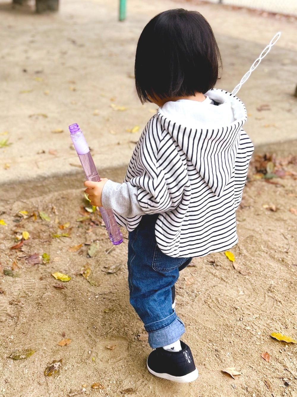 「80cm、90cm、公園、オーバーオール、ポンチョ、ハイカットスニーカー」｜「PETIT BATEAUのミニマリニエールケープ（ポンチョ、ホワイト系）」を使った、jamicoさん（キッズ・80cm）の秋コーディネートの1枚目の写真