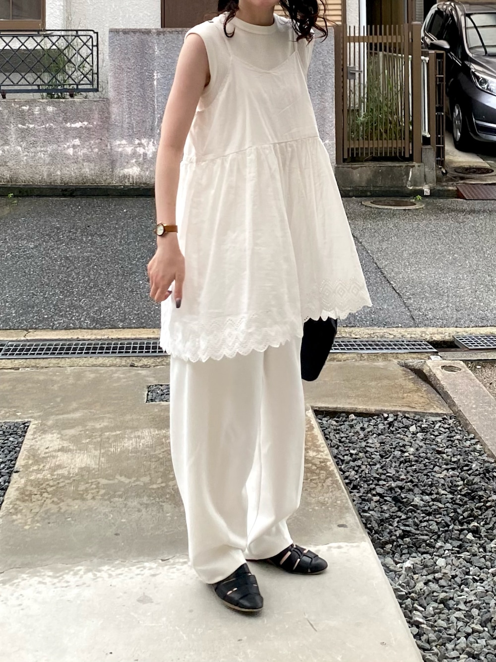 「休日スタイル、夏服、オールホワイト、ワントーン、ワントーンコーデ、大人ガーリー、モノトーンコーデ、骨格ナチュラル、ノースリーブ、mecre、サマンサ モスモス(Samansa Mos2)、KBF、パンツスタイル」｜「KBFのカットソースラックスパンツ（スラックス、ホワイト系）」を使った、ノアさん（骨格ナチュラル・レディース・157cm）の夏コーディネートの1枚目の写真