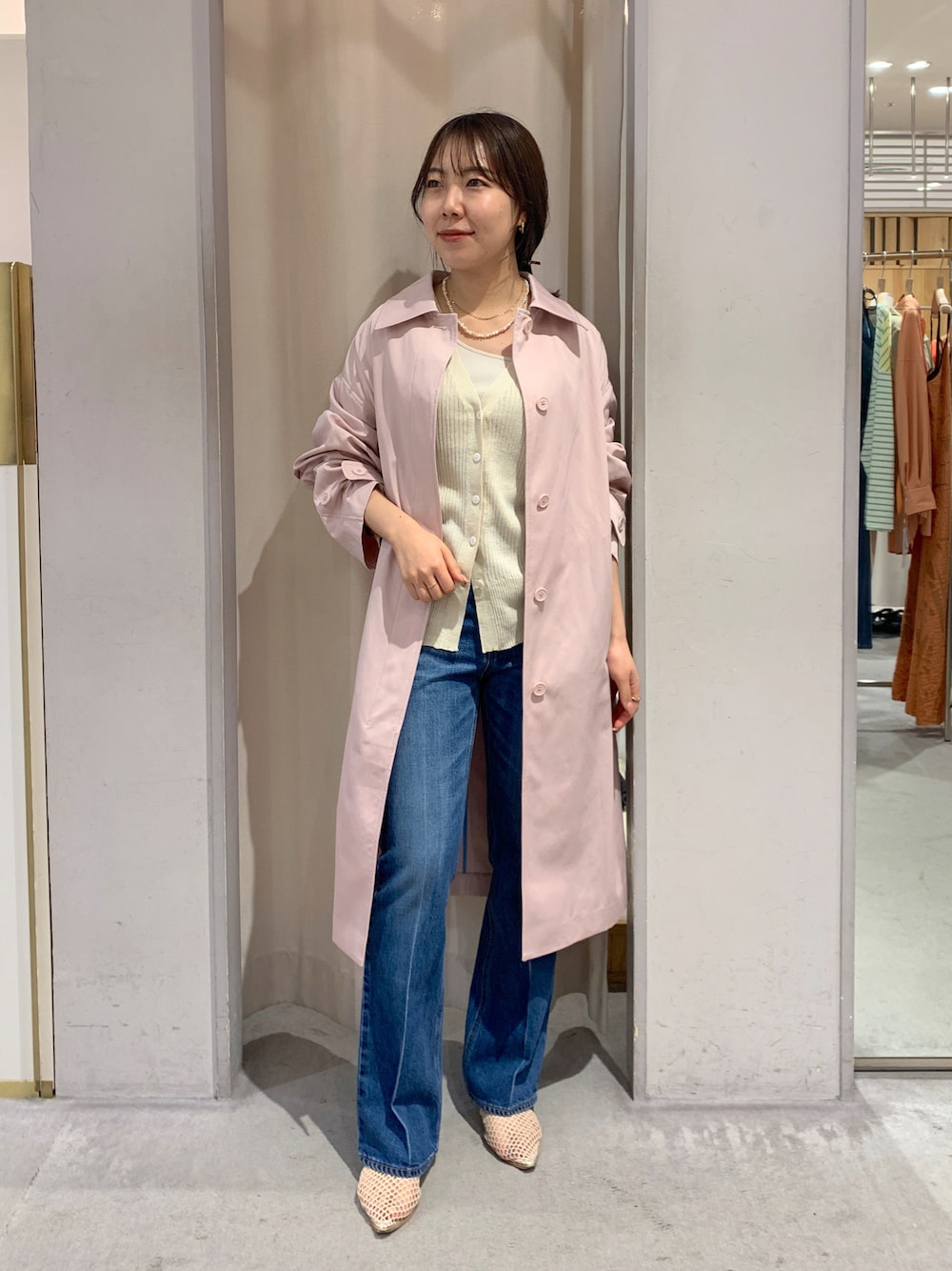 「春服コーデ、シンプルコーデ、カジュアルコーデ、デニム、デニムパンツ、ピンクコーデ、ピンクコート、お花見コーデ、着回しコーデ、春服、カジュアル」｜「SHENERYのステンカラーコート（ステンカラーコート、ピンク系）」を使った、NANAHO_155cm(相互)さん（骨格ストレート・レディース・155cm）の春コーディネートの1枚目の写真