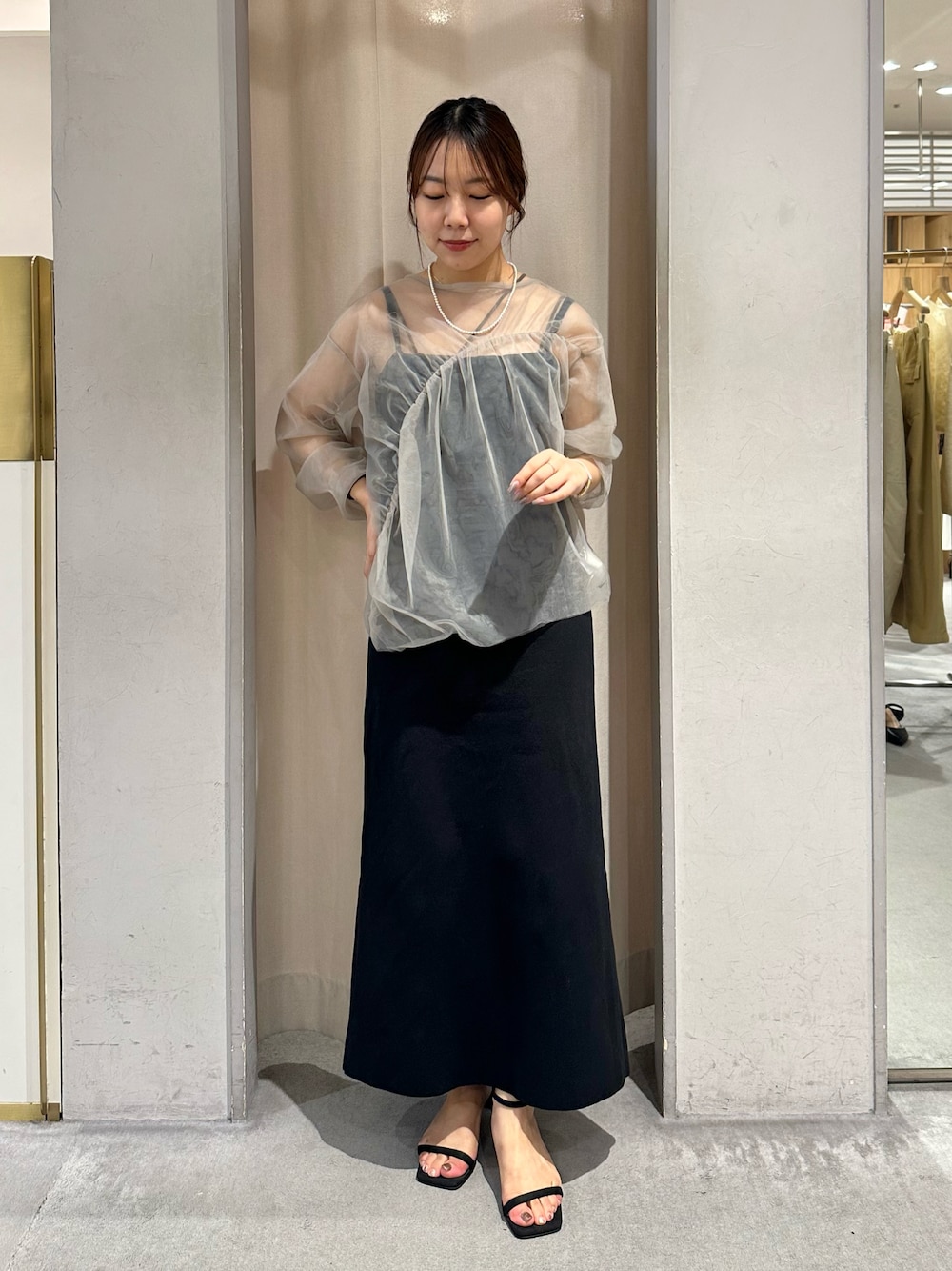 「シンプルコーデ、秋服、着回しコーデ、結婚式、結婚式二次会スタイル、ワンピース、シアートップス、シア―ブラウス、ブラウス、サンダル」｜「SHENERYの総針ニットタイトキャミワンピース（ワンピース、ブラック系）」を使った、NANAHO_155cm(相互)さん（骨格ストレート・レディース・155cm）の夏コーディネートの1枚目の写真