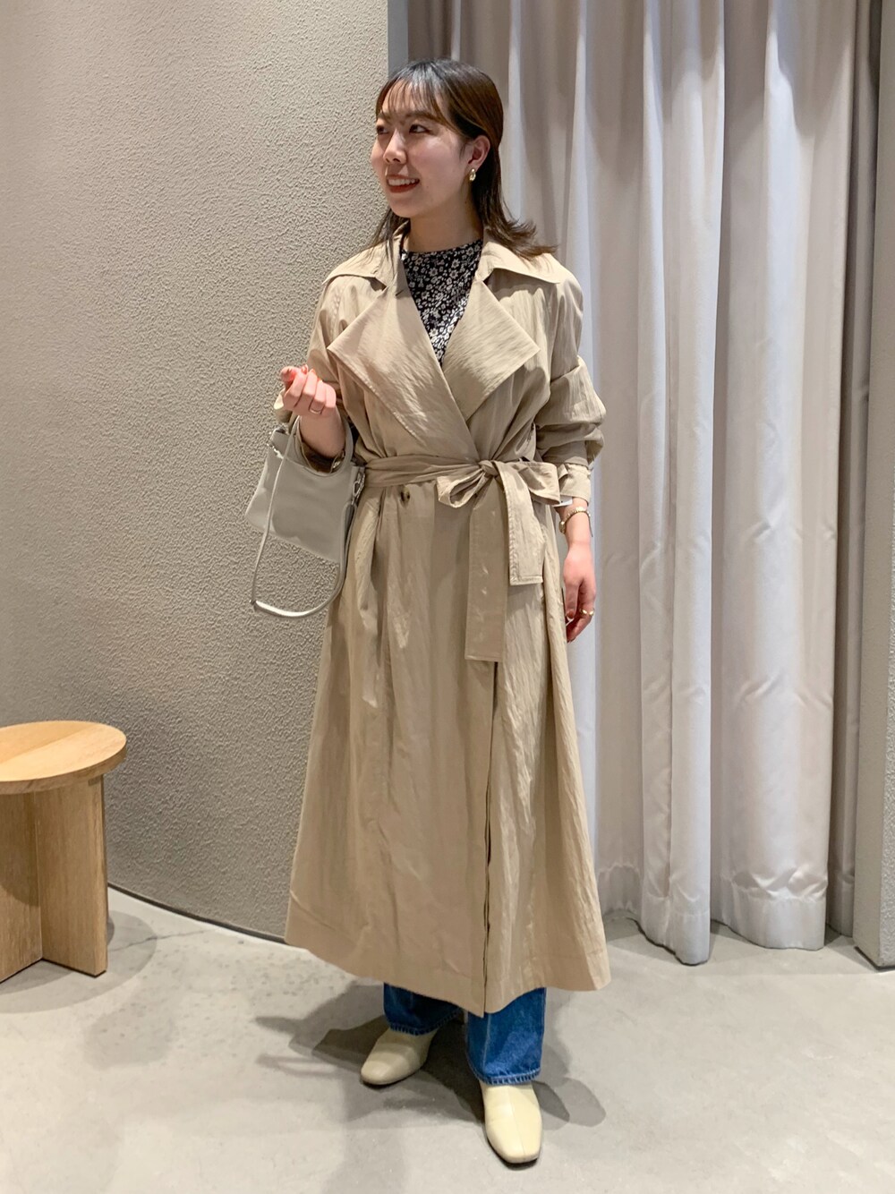 「休日コーデ、春先取り、パンツスタイル、デニムコーデ、トレンチコート、オトナ女子、ショートブーツ、ママファッション、アウター、春コーデ、春アウター、ベージュ、きれいめカジュアル、カジュアル」｜「SHENERYのトレンチコート（トレンチコート、ベージュ系）」を使った、NANAHO_155cm(相互)さん（レディース・155cm）の冬コーディネートの1枚目の写真