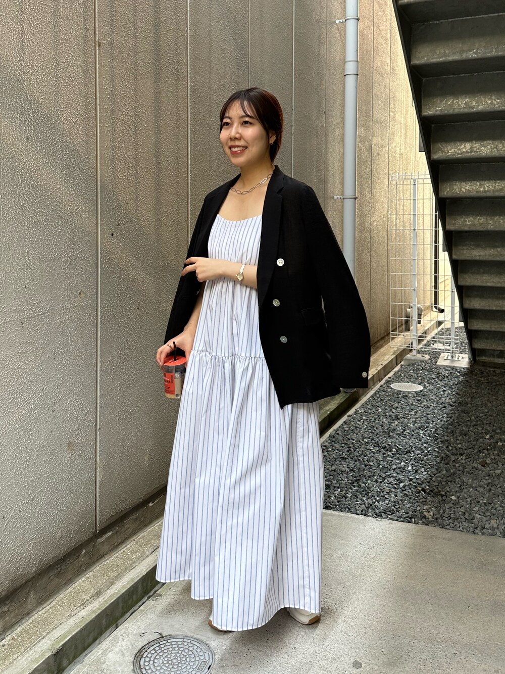 「最近のいい感じコーデ、大人カジュアル、今日のコーデ、ワンピース、ワンピースコーデ、ジャケット、ジャケットコーデ、ストライプワンピース」｜「SHENERYの《サイズ展開あり》ストライプティアードキャミドレス（ワンピース、ホワイト系）」を使った、NANAHO_155cm(相互)さん（骨格ウェーブ・レディース・155cm）の春コーディネートの1枚目の写真
