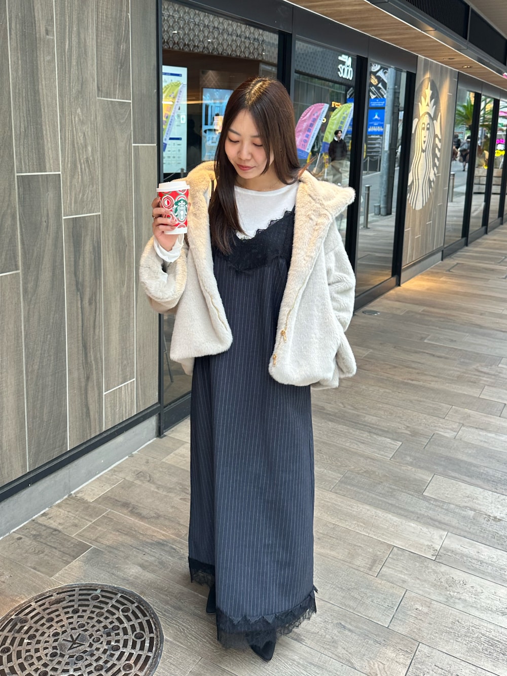 「冬アウター、お出かけコーデ、冬服、着回しコーデ、休日スタイル、ラクチンコーデ、ワンピース、ファーコート、キレイめ」｜「SHENERYのファーコート（その他アウター、ベージュ系）」を使った、NANAHO_155cm(相互)さん（レディース・155cm）の冬コーディネートの1枚目の写真
