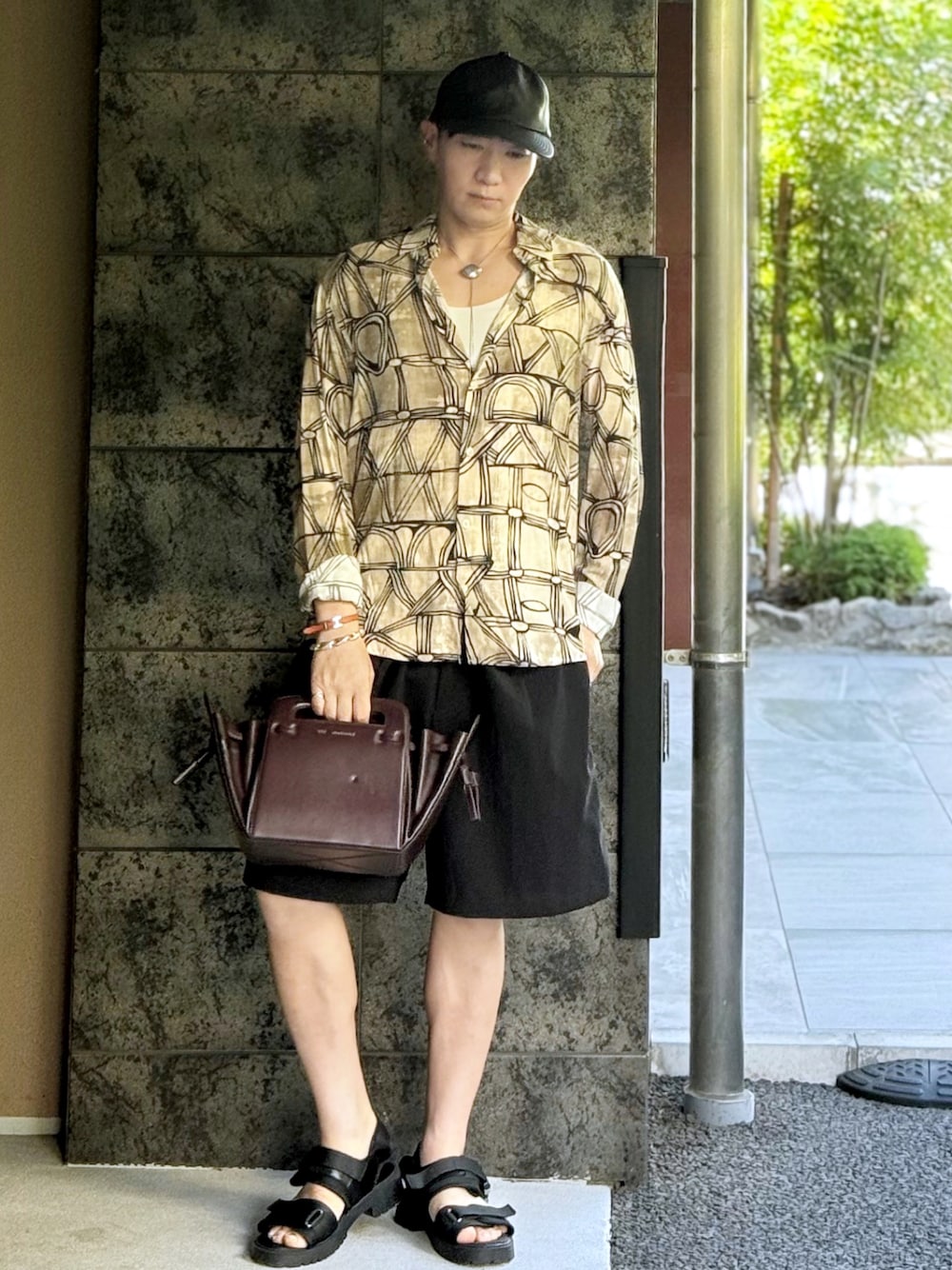 「キャップ、秋服準備はじめました、アウトドアスタイル、ブラウン、淡色コーデ、柄シャツ、シャツスタイル、レイヤードスタイル、ハーフパンツ、シャツ、秋コーデ、スポーツミックス、韓国ファッション、GUコーデ、プチプラコーデ」｜「KIJIMA TAKAYUKIの【KIJIMA TAKAYUKI/キジマタカユキ】SHEEP LEATHER 6PANEL CAP/シープレザー6パネルキャップ（キャップ、ブラック系）」を使った、yasuさん（メンズ・172cm）の秋コーディネートの1枚目の写真