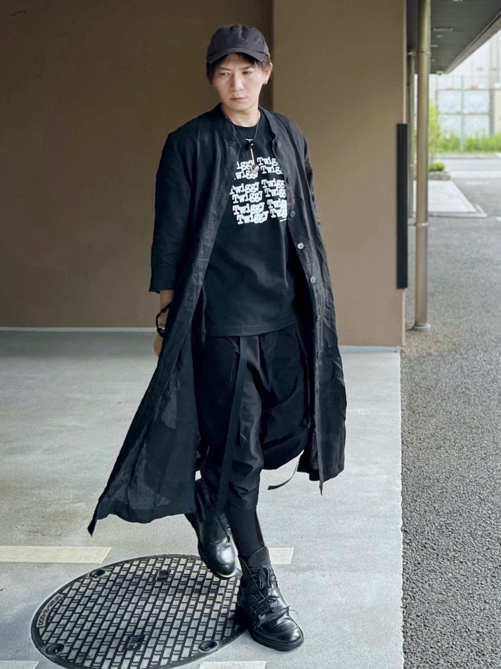 ブラック系のTシャツ/カットソー、ブラック系のシャツワンピース、ブラック系のその他パンツを着用したメンズの夏コーディネートの1枚目の写真