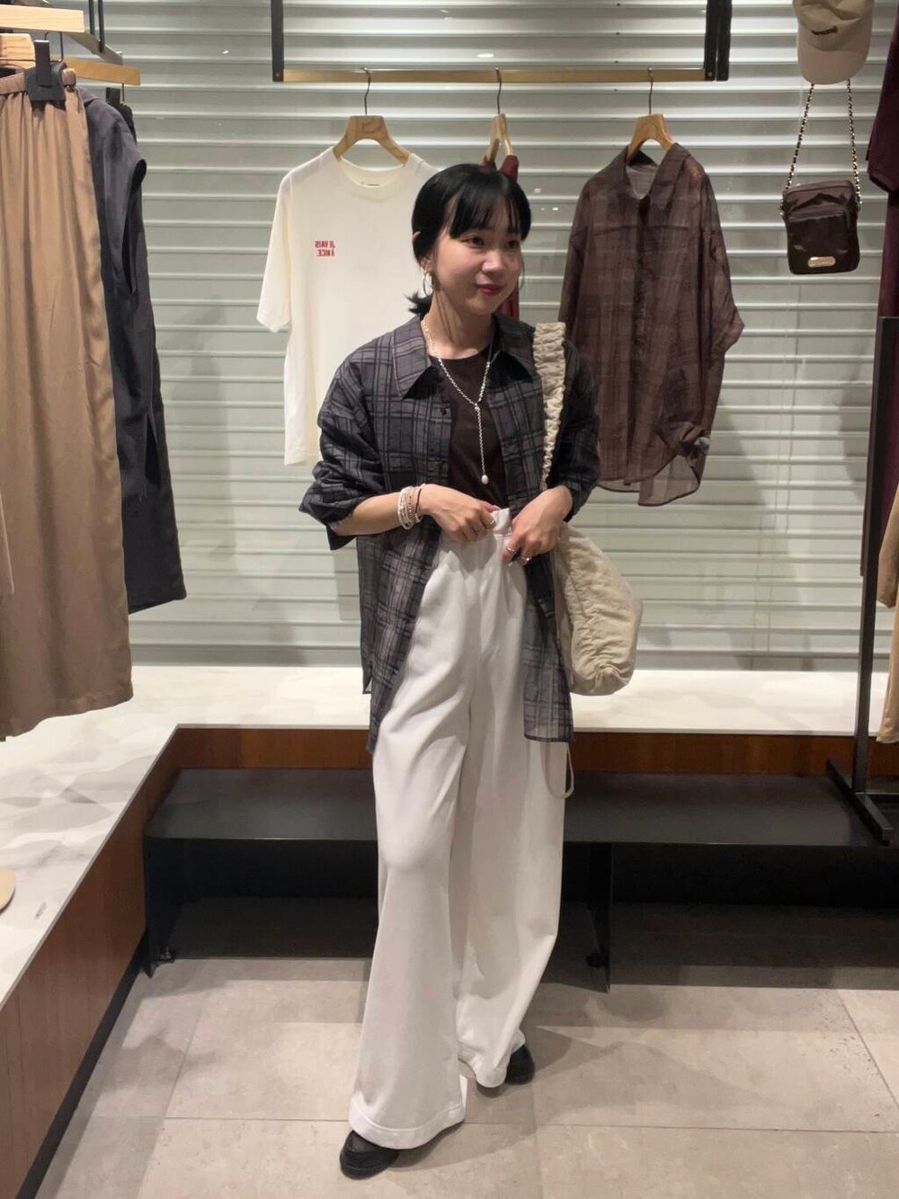 ホワイト系のその他パンツ、グレー系のシャツ/ブラウス、ホワイト系のショルダーバッグを着用したレディースの夏コーディネートの1枚目の写真