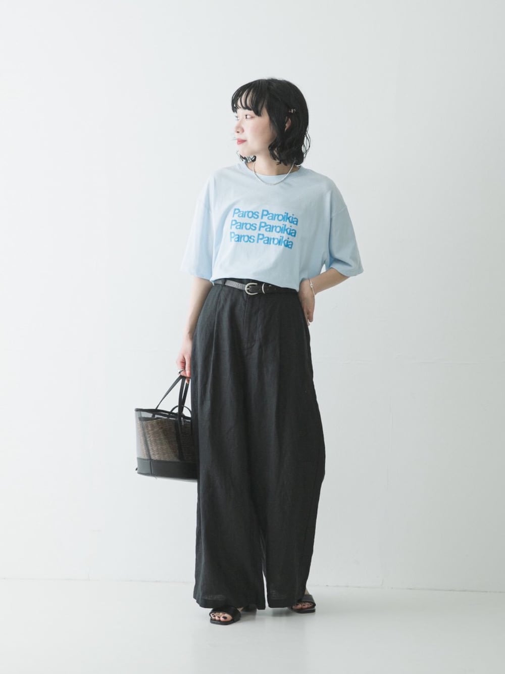 ブルー系のTシャツ/カットソー、ブラック系のかごバッグ、ブラック系のその他パンツを着用したレディースの春コーディネートの1枚目の写真