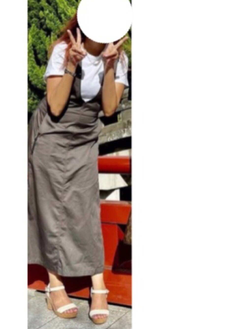 ホワイト系のサンダル、グレー系のジャンパースカート、ホワイト系のTシャツ/カットソーを着用したレディースの秋コーディネートの1枚目の写真