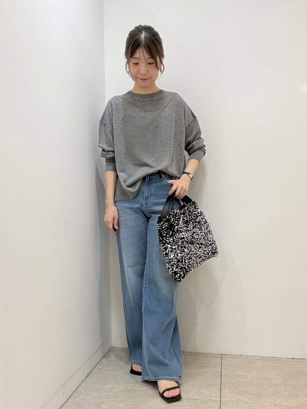 グレー系のカーディガン/ボレロ、ブルー系のデニムパンツを着用したレディースの夏コーディネートの1枚目の写真